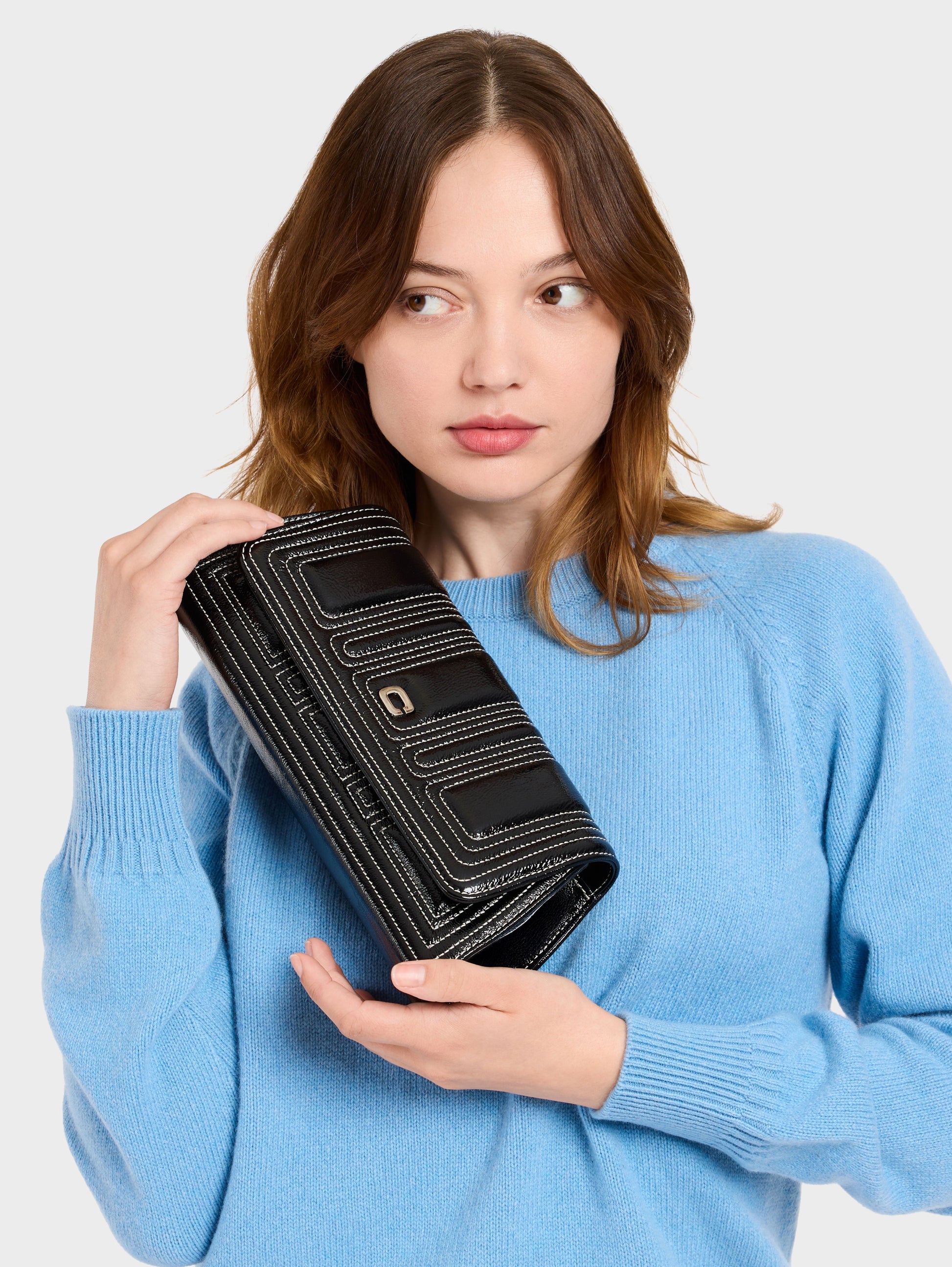 Madeleine - Sac épaule cuir verni noir et coutures ivoire - Image numéro 3