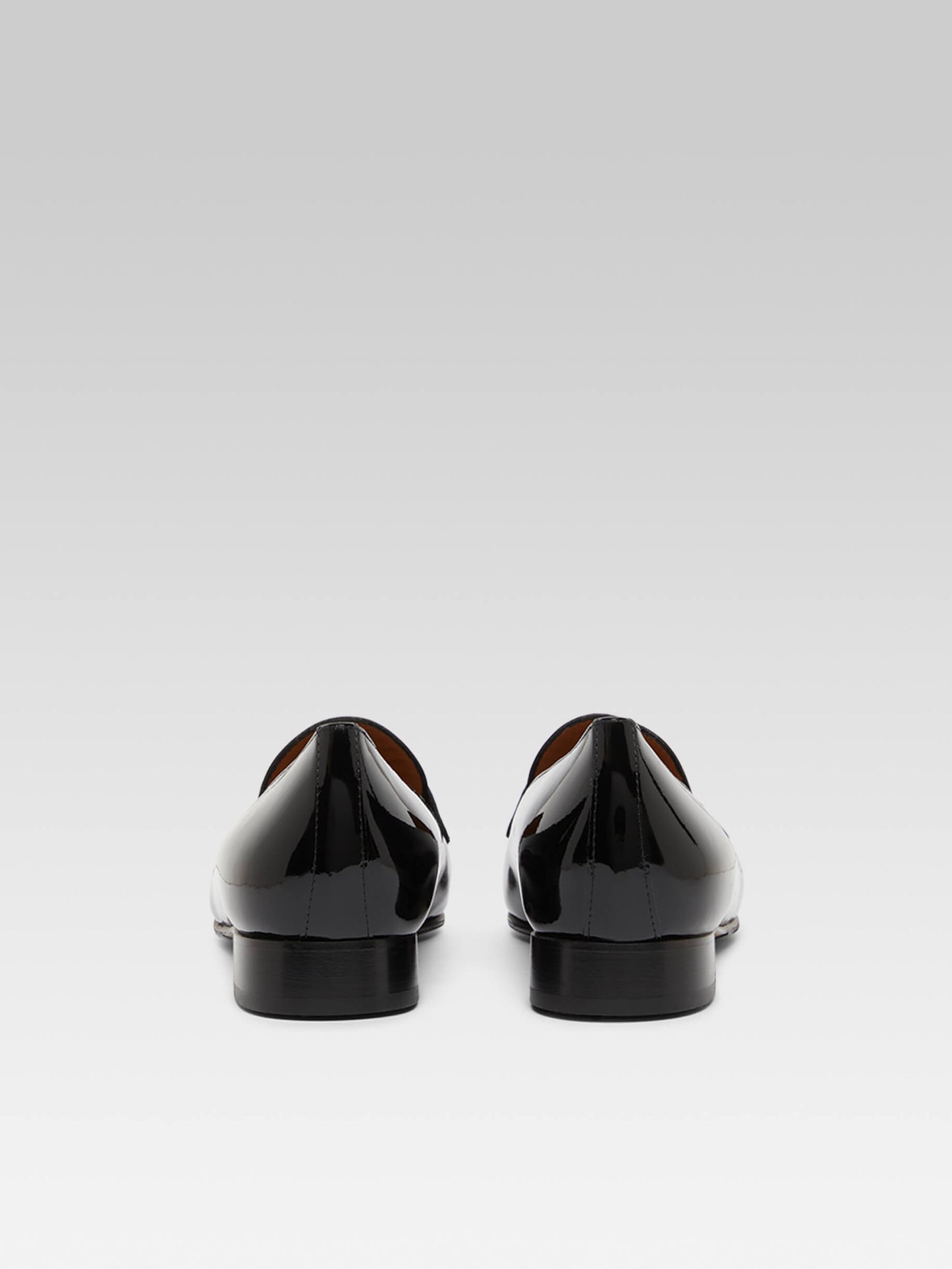 2100 - Black patent leather loafers