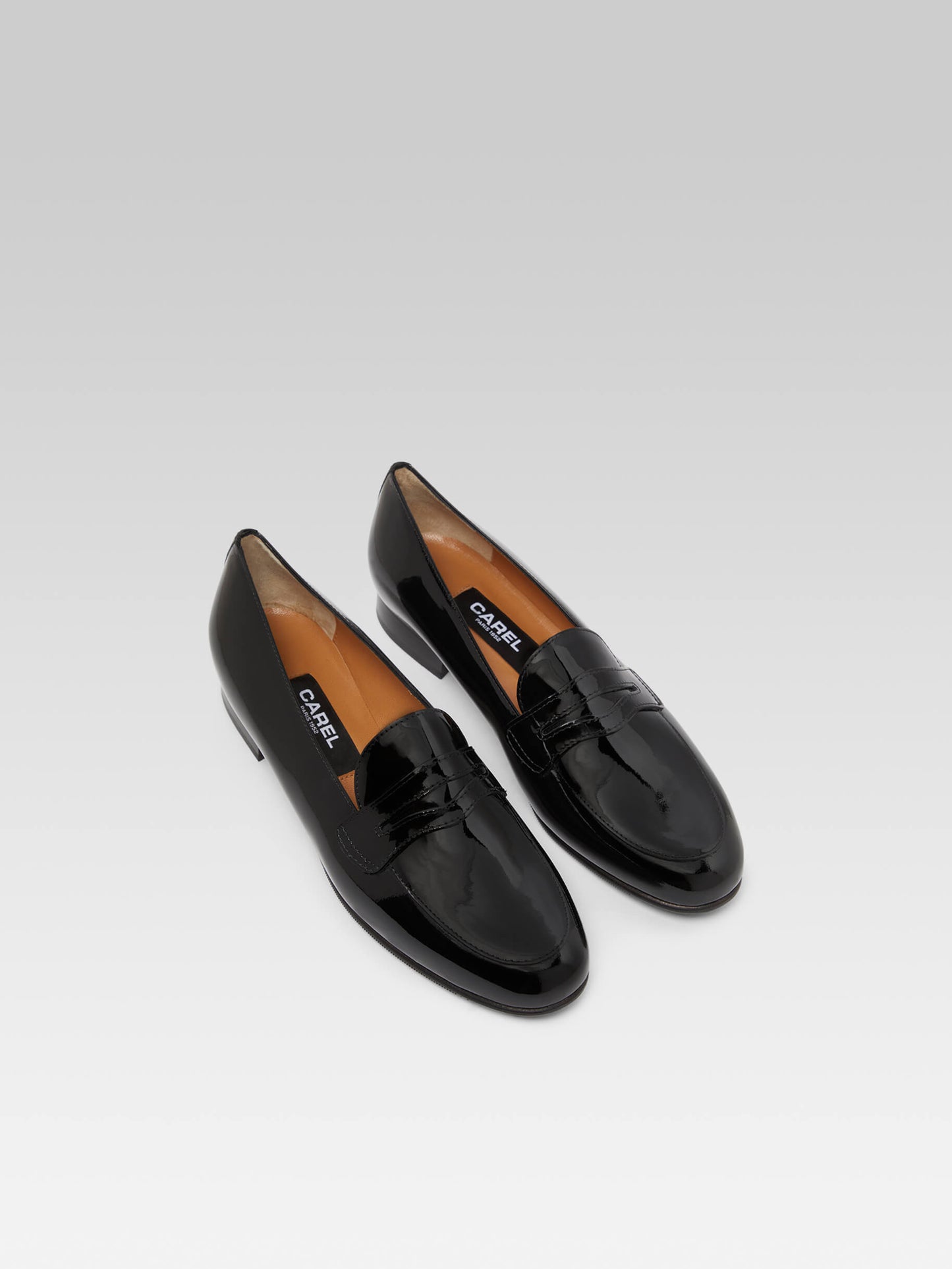 2100 - Black patent leather loafers