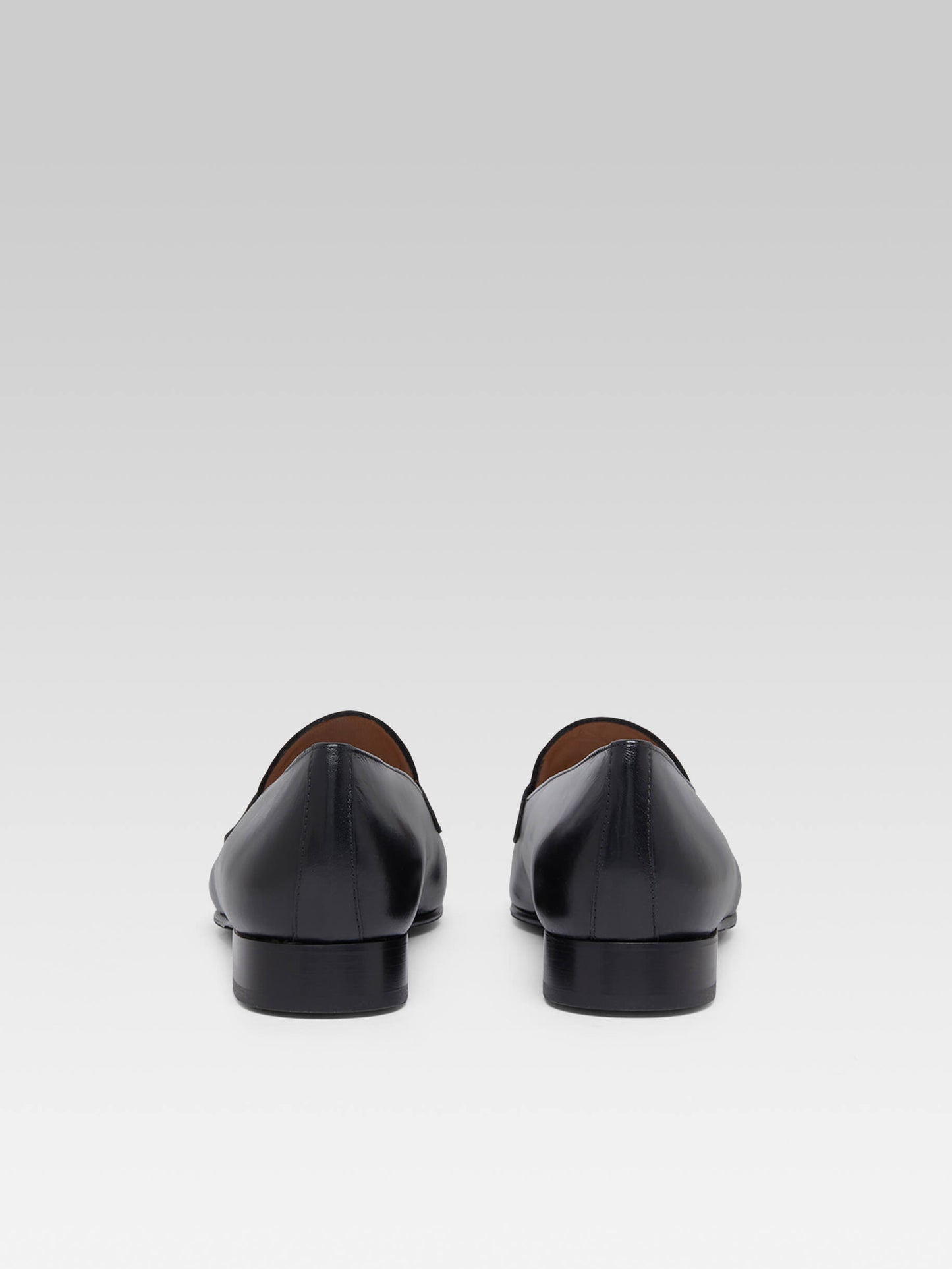 2100 - Black leather loafers