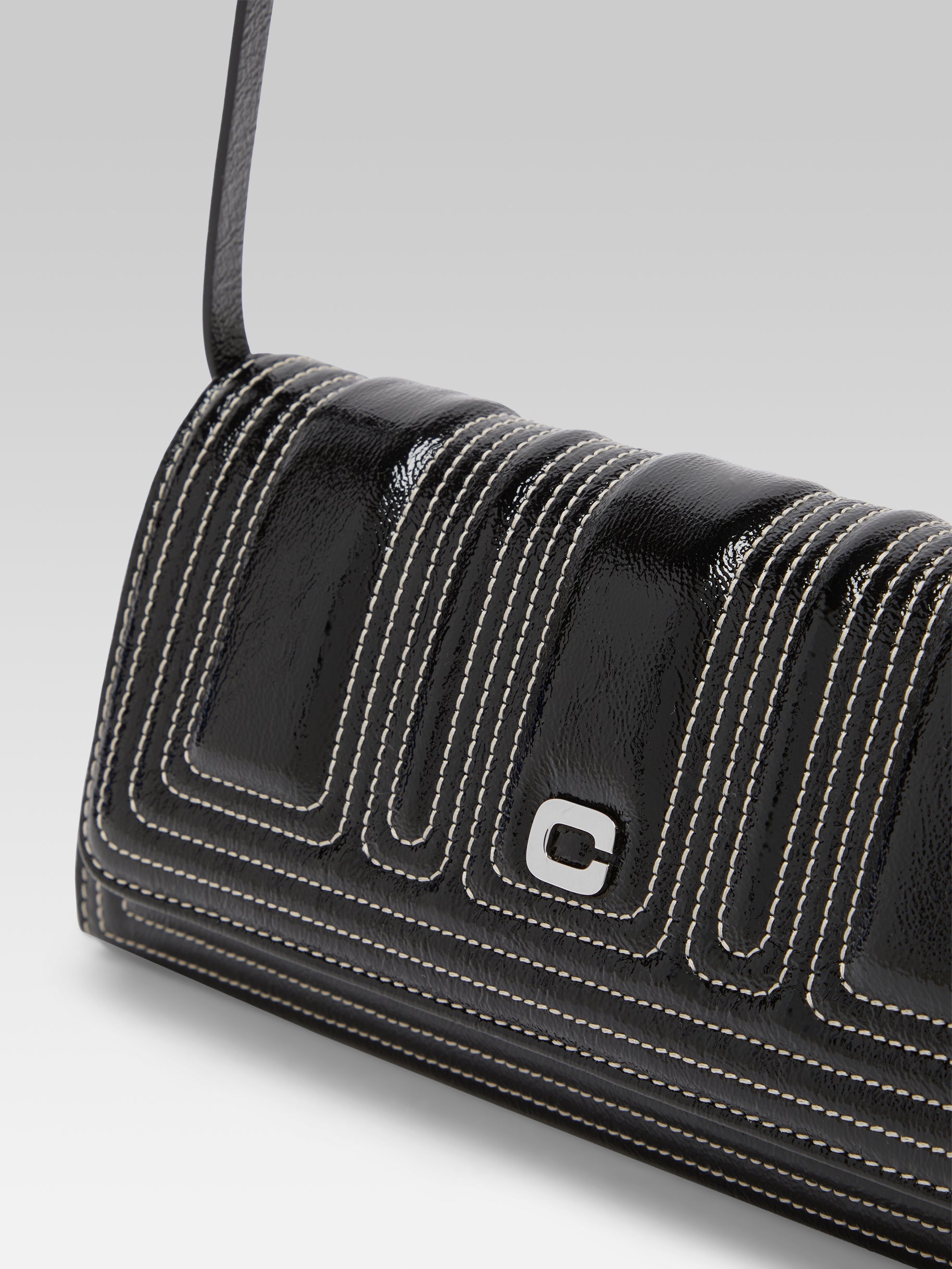 Madeleine - Sac épaule cuir verni noir et coutures ivoire - Image numéro 2