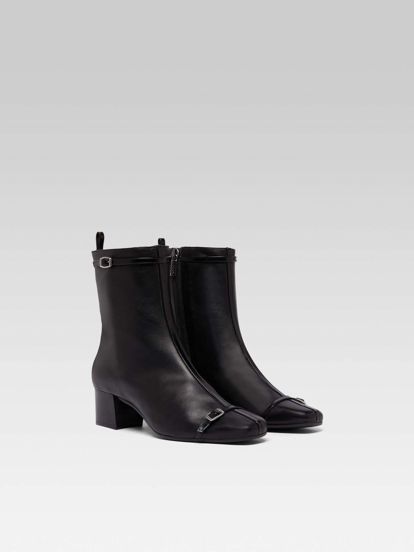 Start - Black leather ankle boots with straps