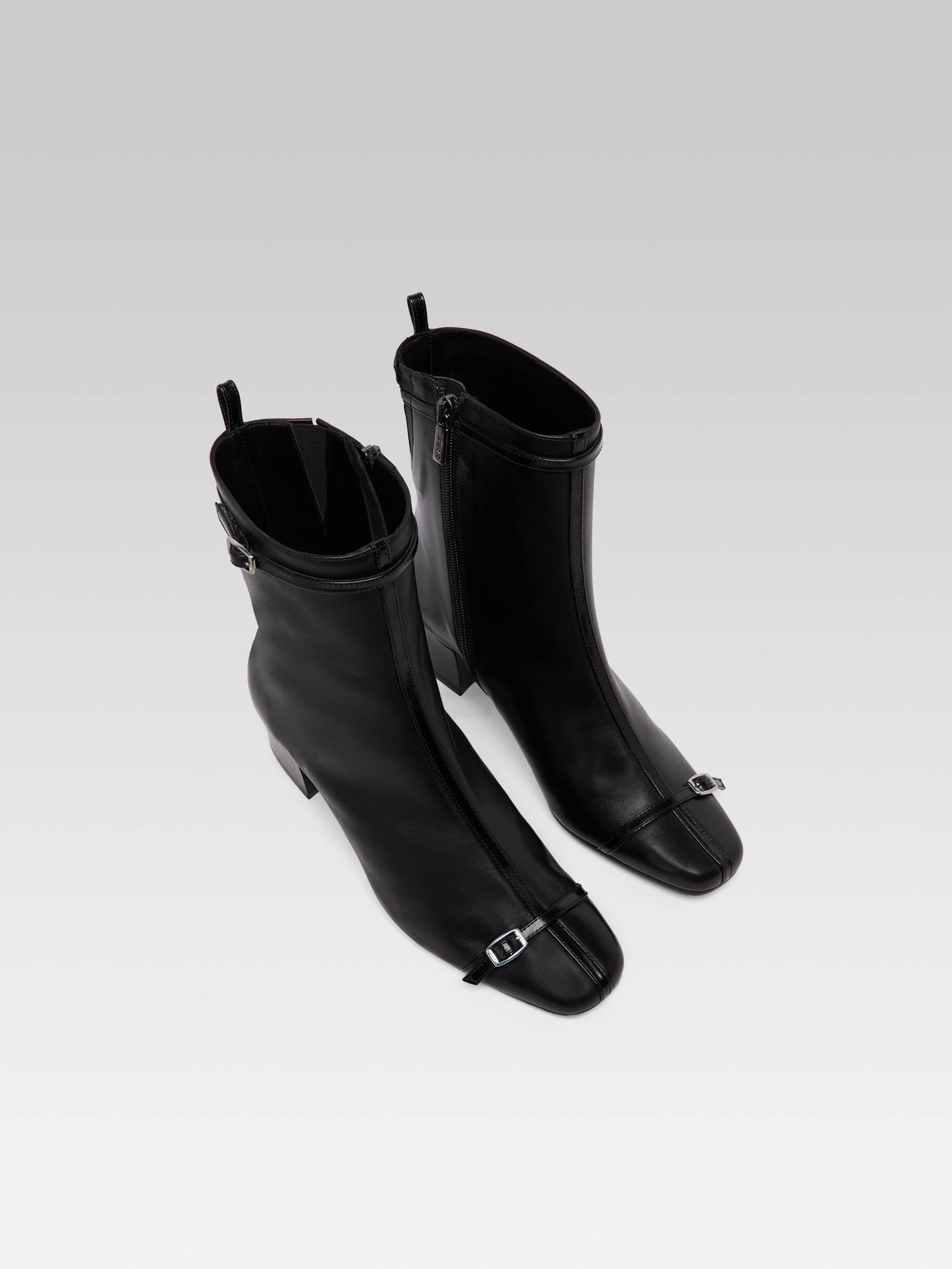 Start - Black leather ankle boots with straps