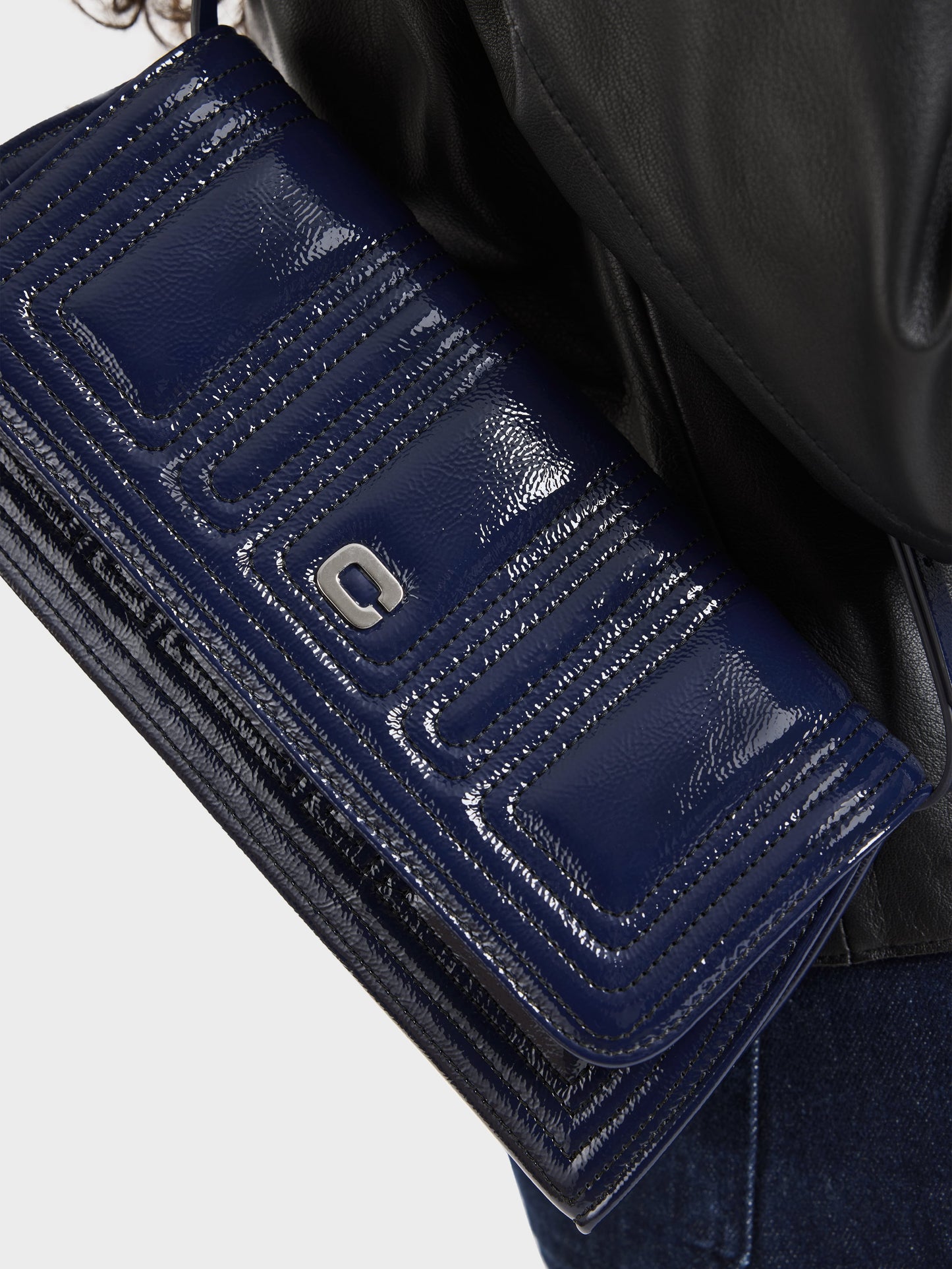 Madeleine - Sac épaule cuir verni bleu marine et coutures noires