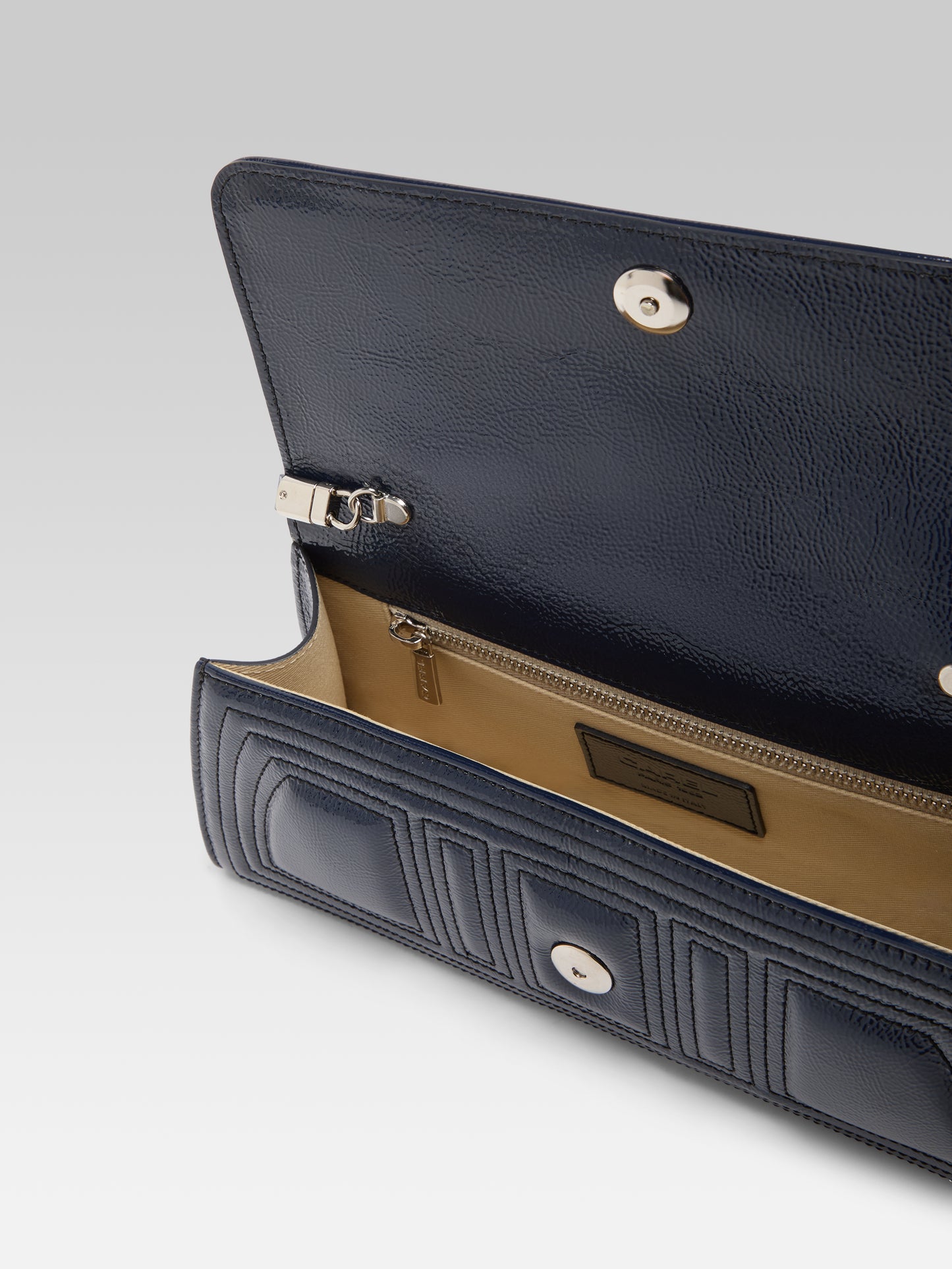 Madeleine - Sac épaule cuir verni bleu marine et coutures noires