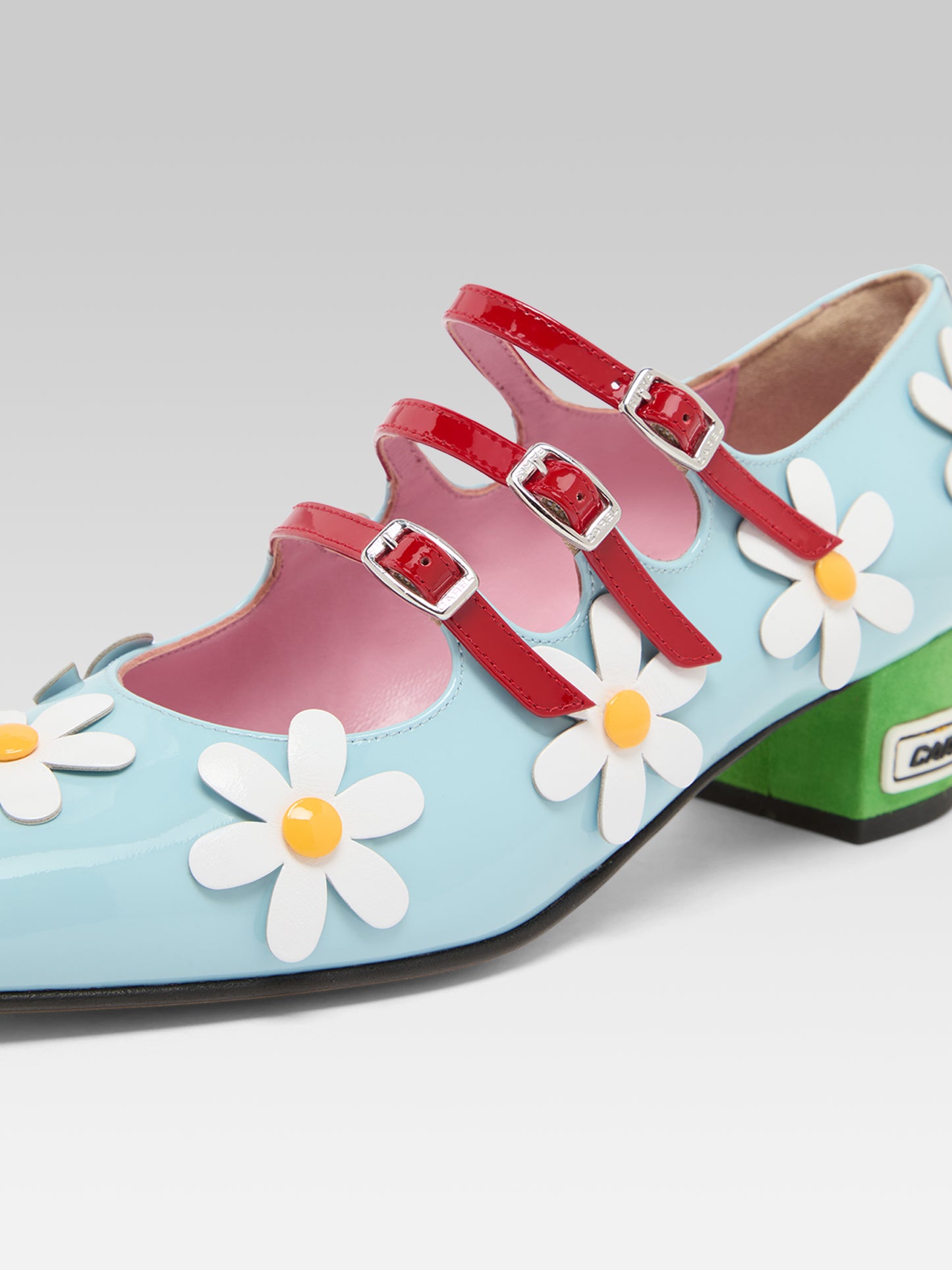 Daisy K - Escarpins babies cuir verni bleu clair et marguerites