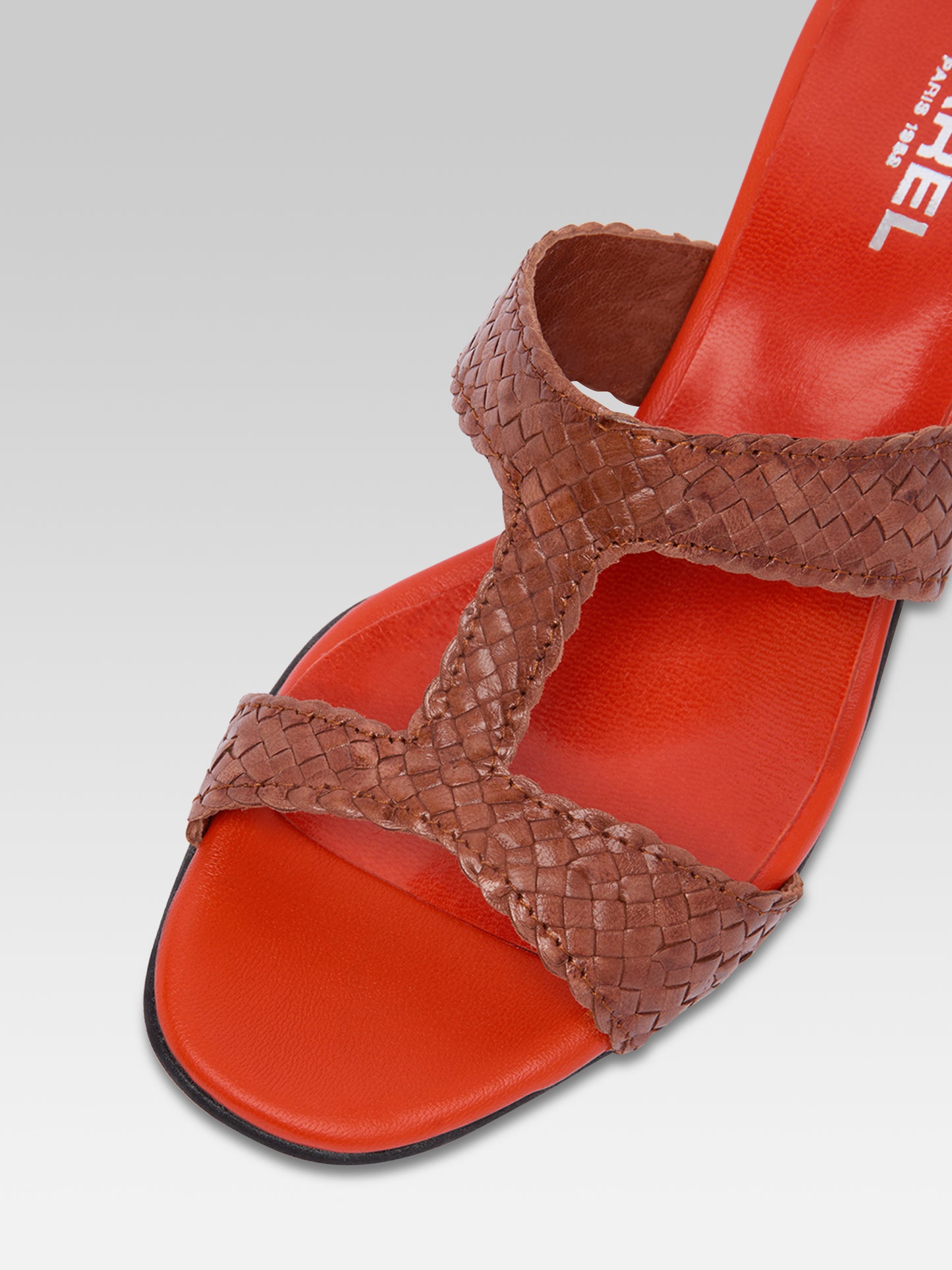 Pyramide T - Brown braided leather mules
