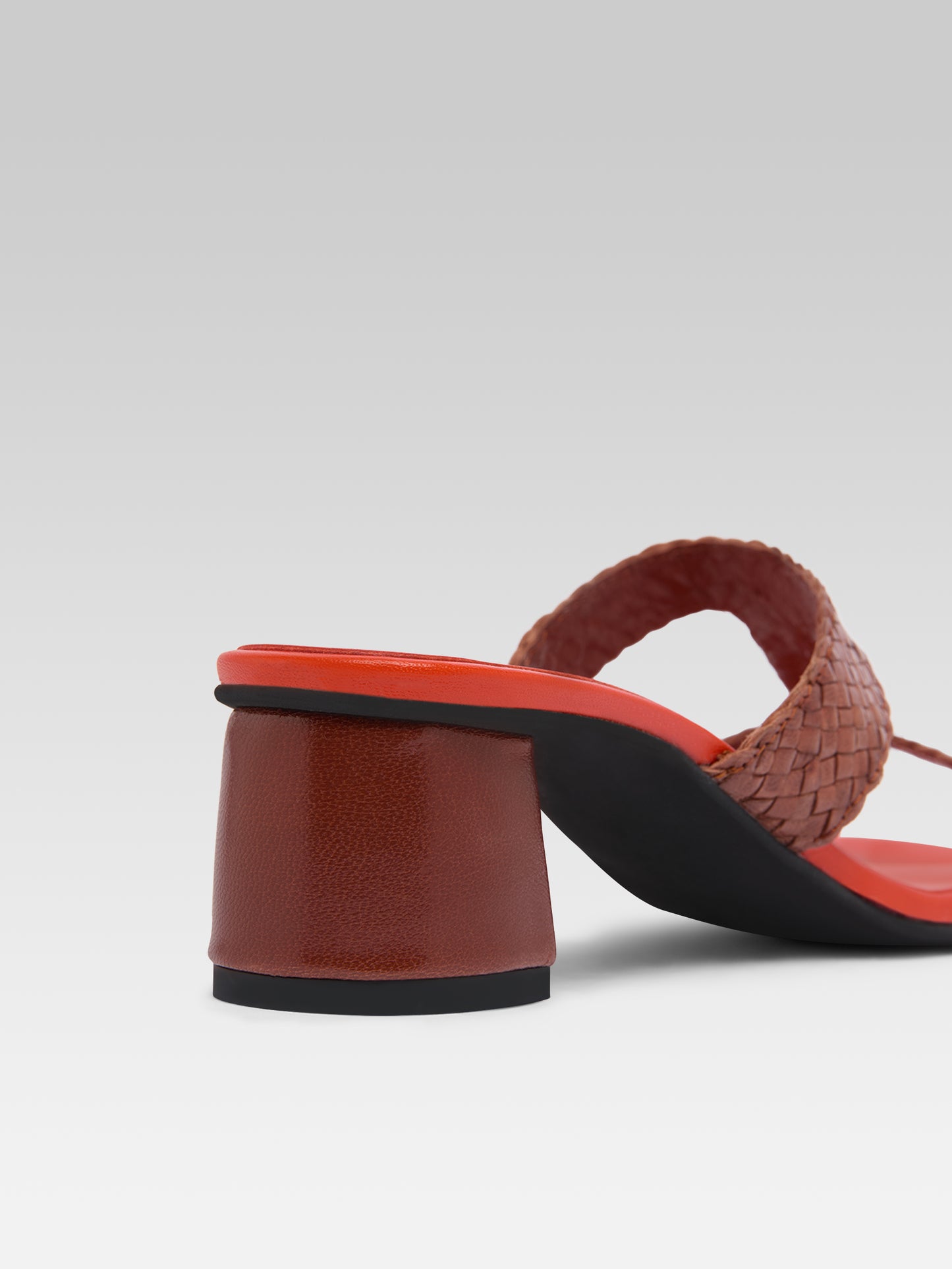Pyramide T - Brown braided leather mules