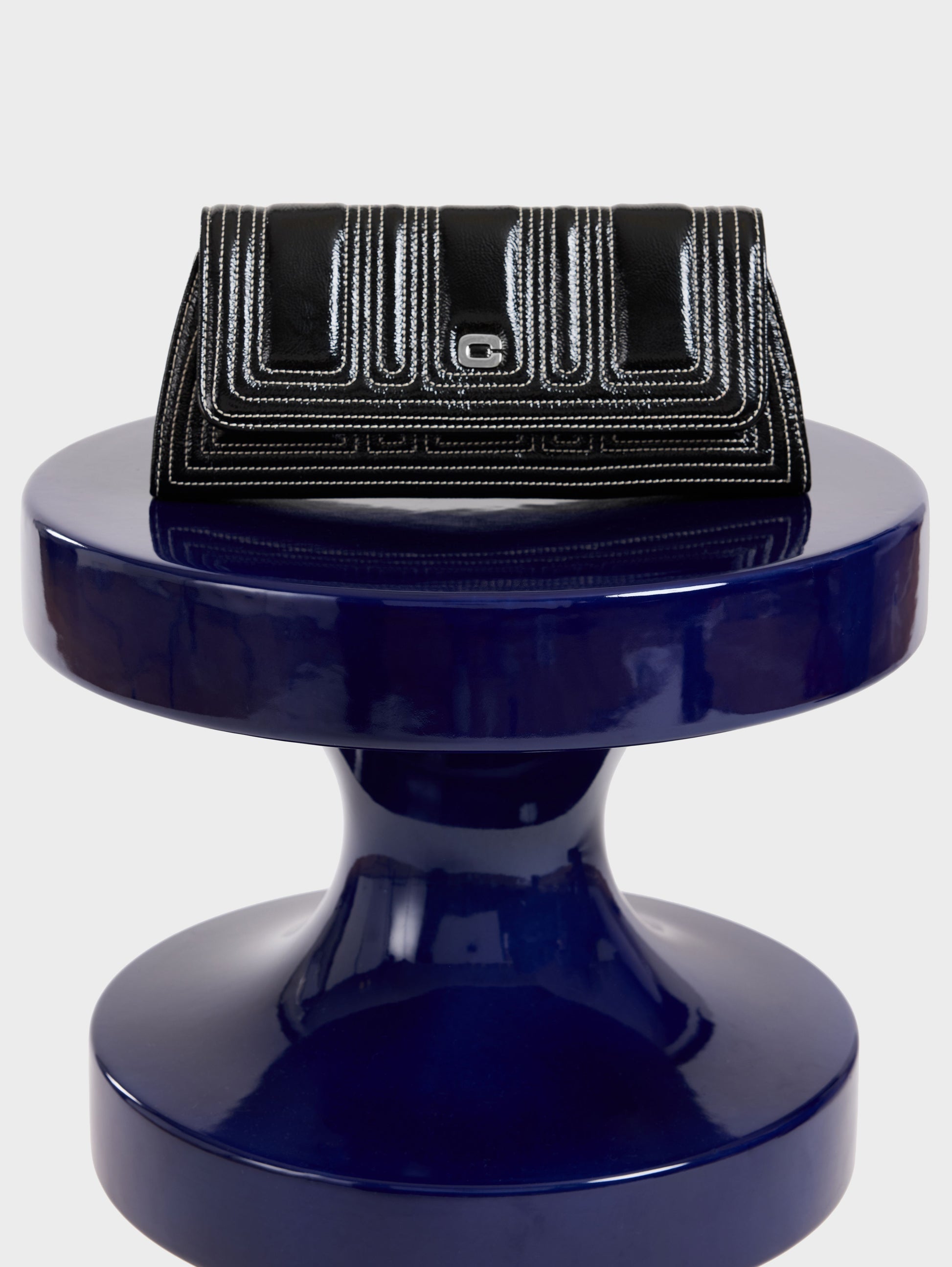 Madeleine - Sac épaule cuir verni noir et coutures ivoire - Image numéro 7