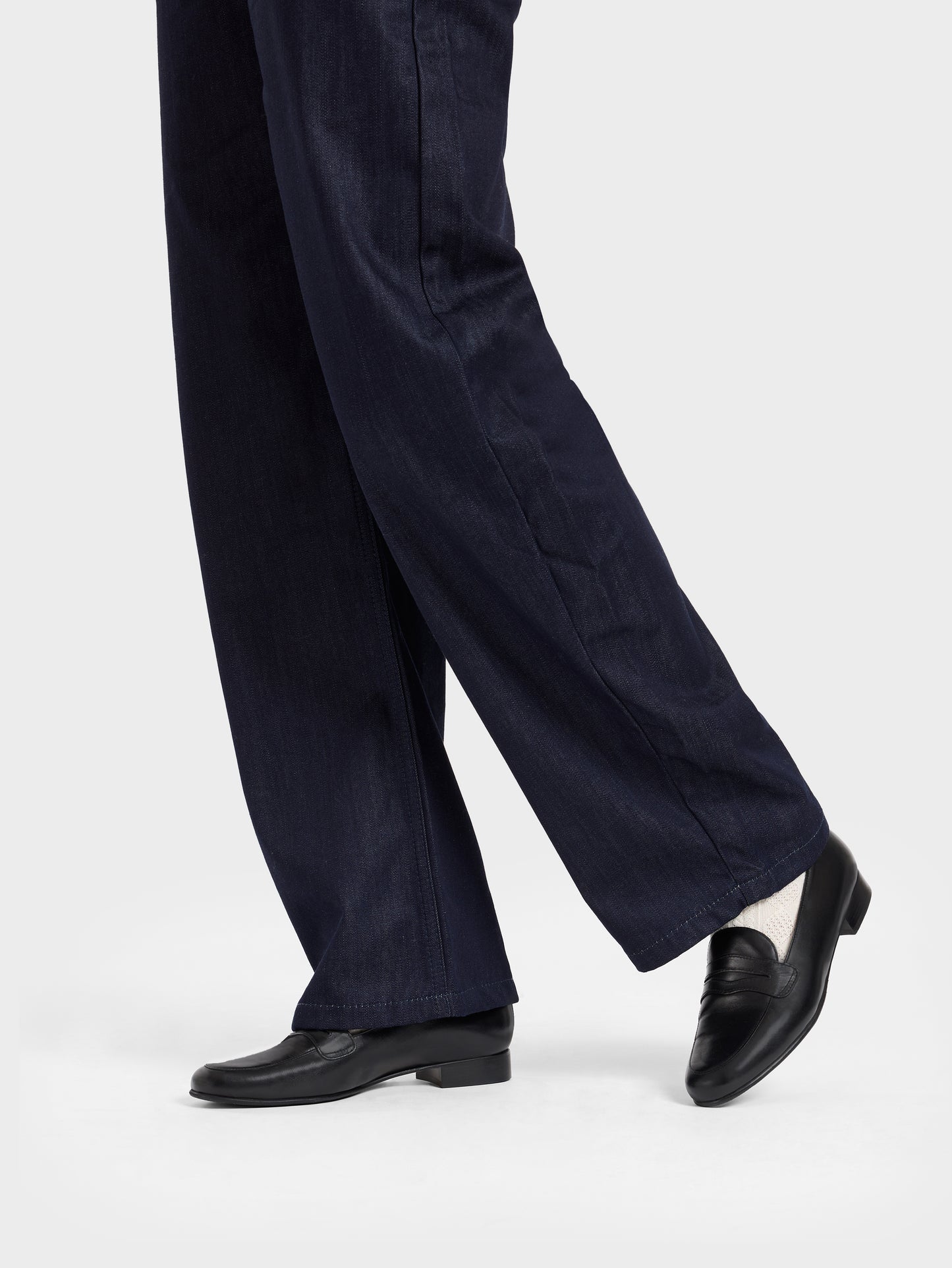 2100 - Black leather loafers