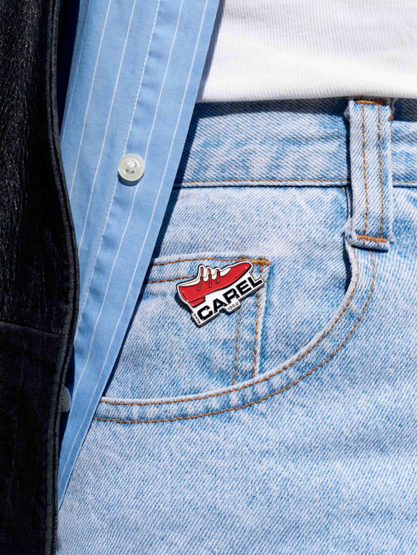 Pin's Carel - Ariana rouge