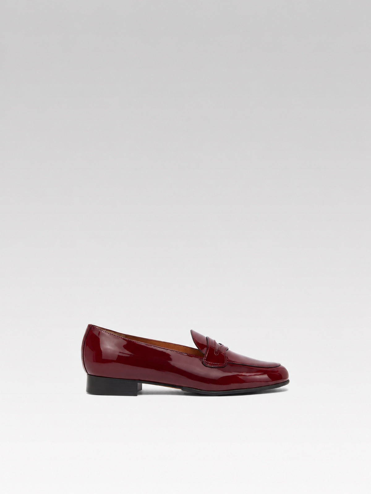 2100 - Burgundy patent leather loafers
