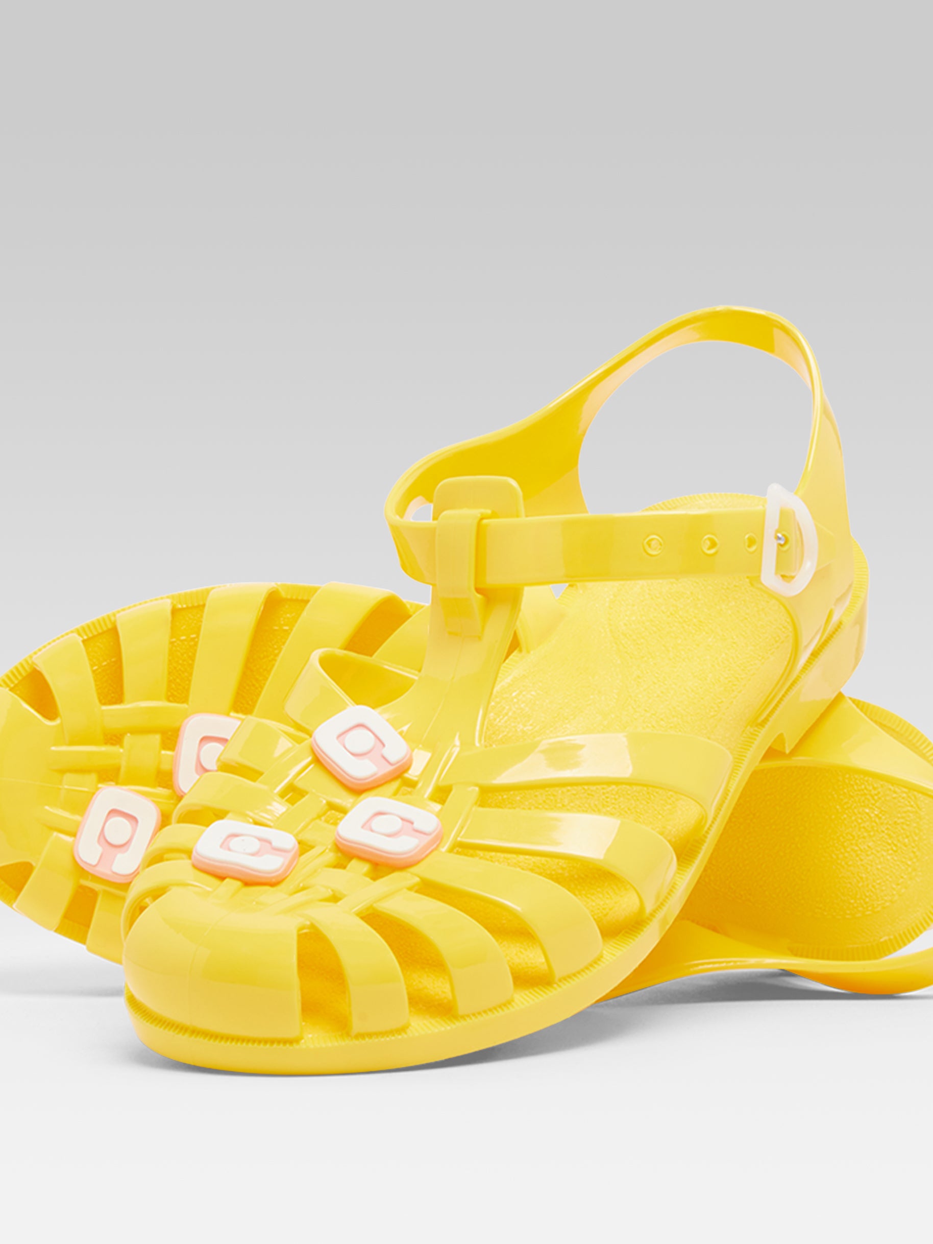 Meduse - Sandales plastique jaune et pin's - Image numéro 2