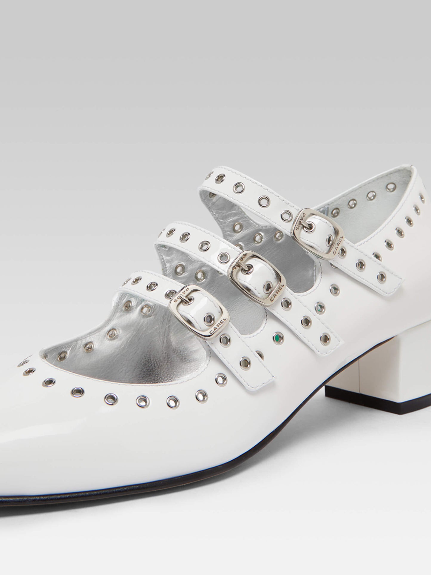 Camden - Escarpins babies cuir verni blanc upcyclé à oeillets