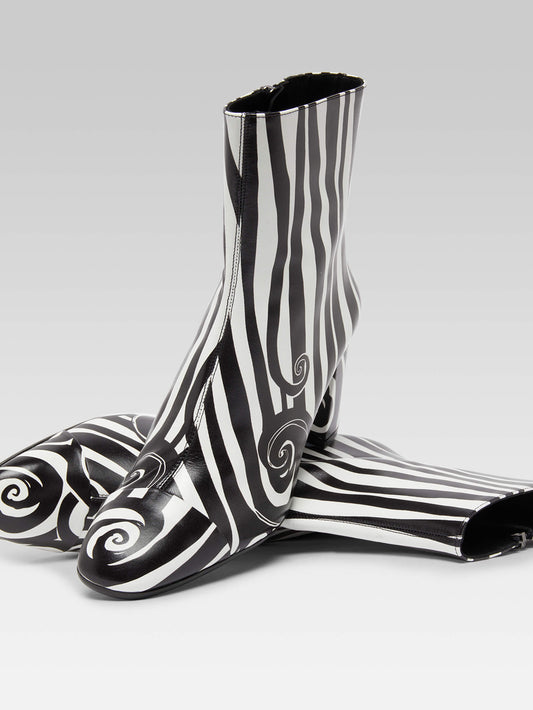 Donna - Black and white printed leather ankle boots - Image number 2