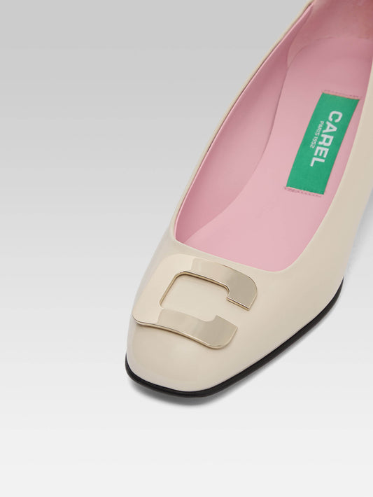 Camelia - Ivory upcycled patent leather pumps with C jewel - Image number 3
