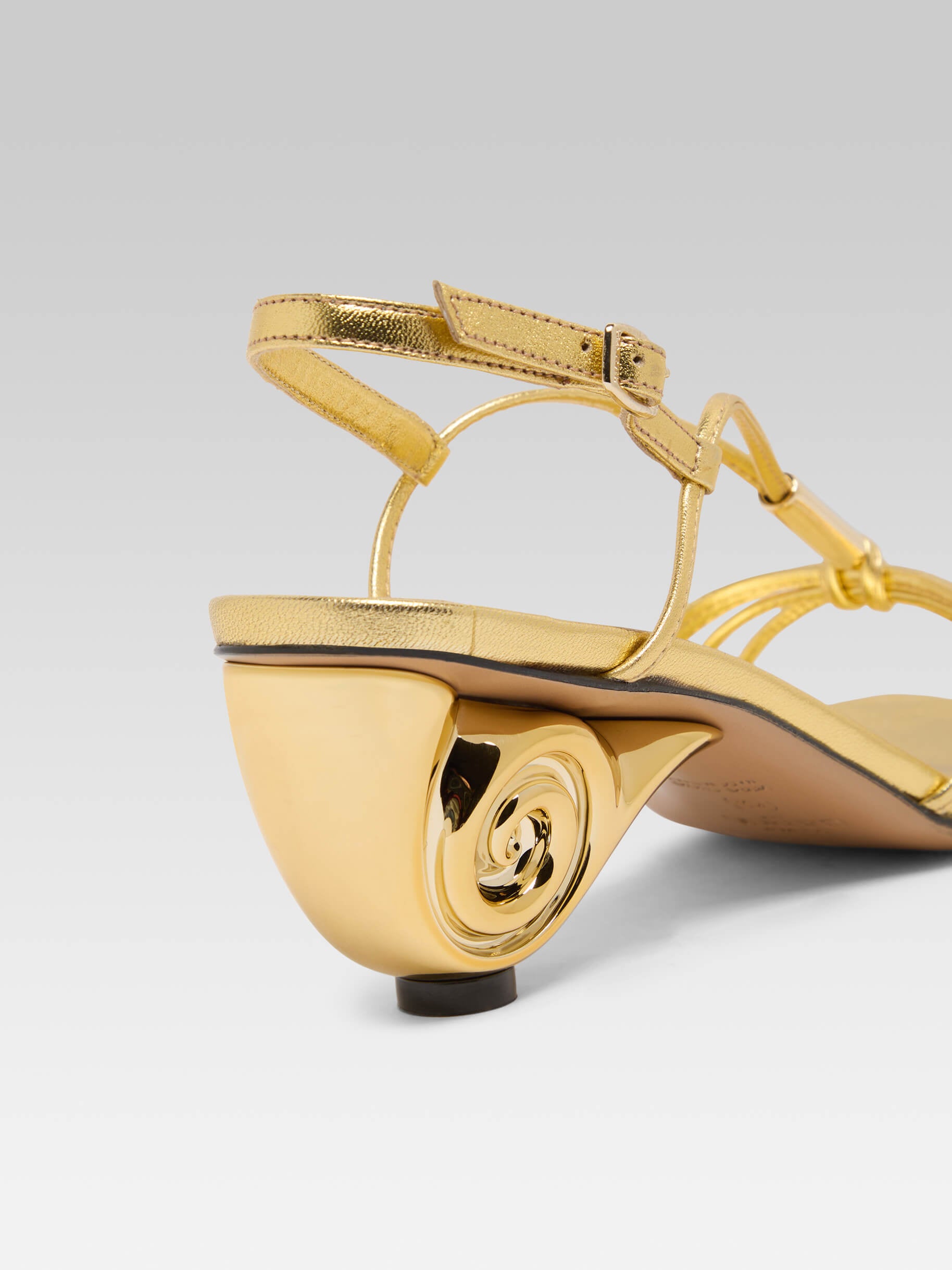 Sirene - Sandales cuir laminé or talon coquillage - Image numéro 4
