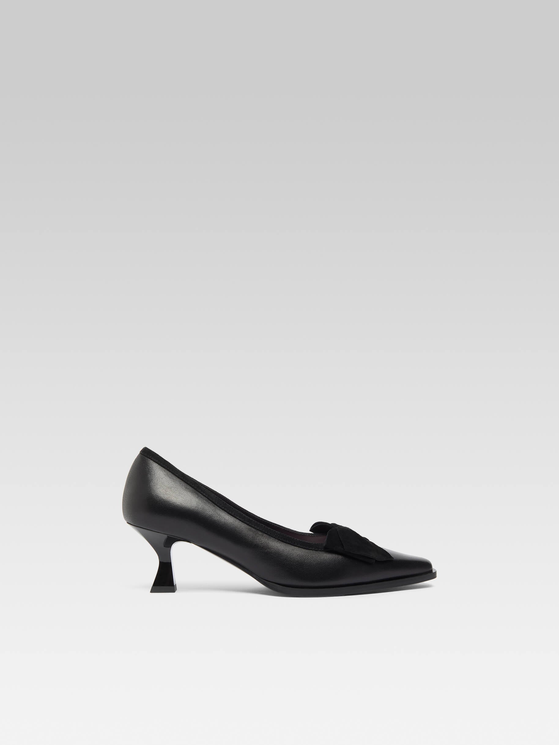 Comtesse - Black leather pumps with bow - Image number 1