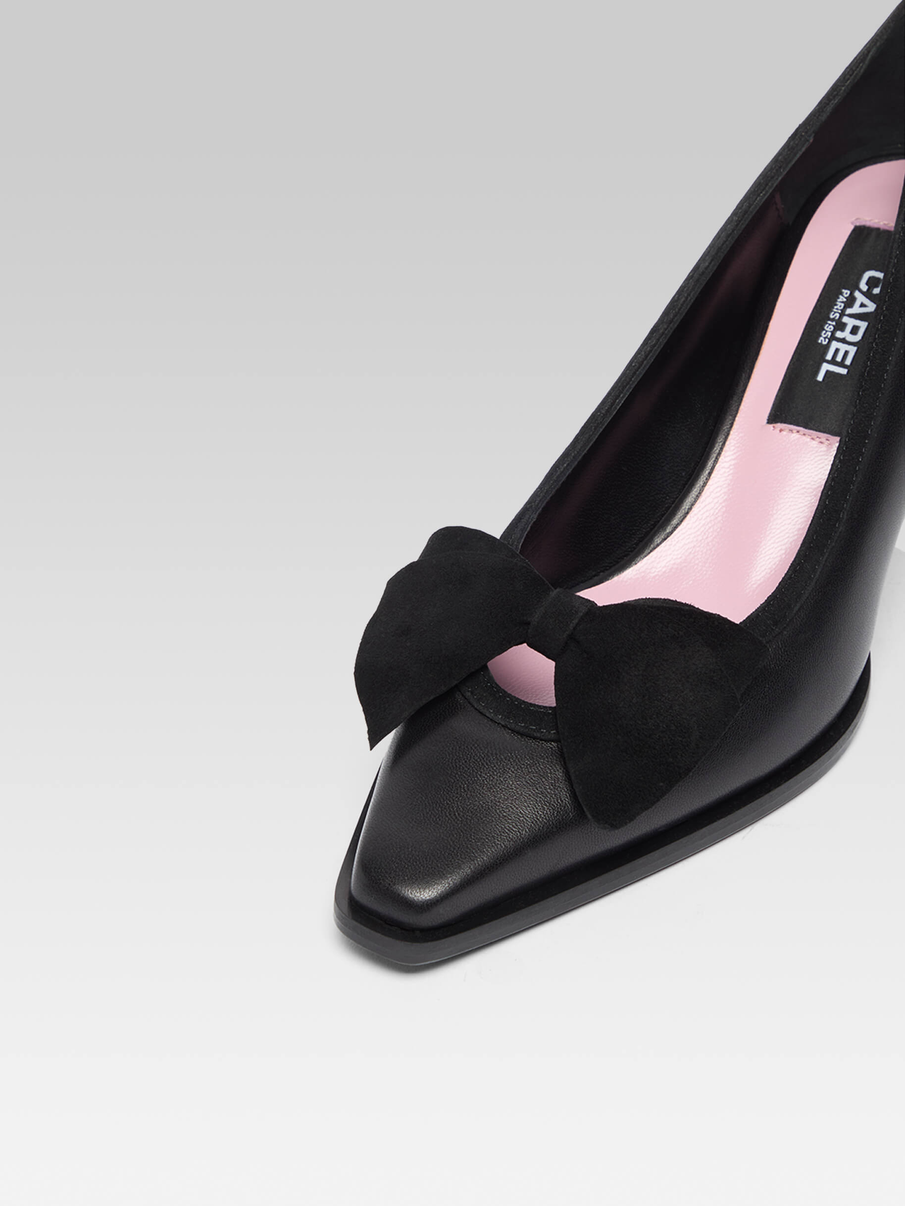 Comtesse - Black leather pumps with bow - Image number 2