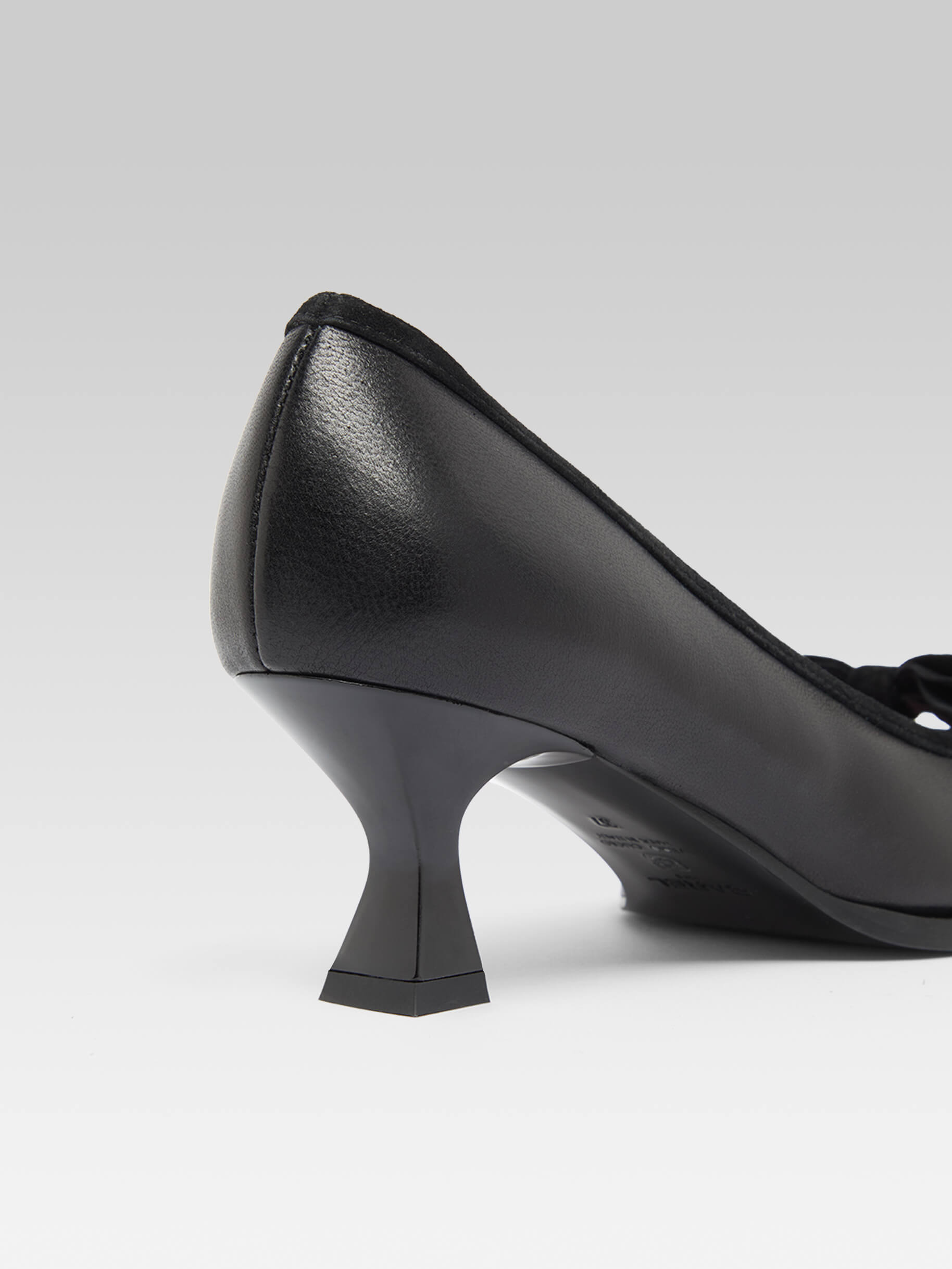 Comtesse - Black leather pumps with bow - Image number 5
