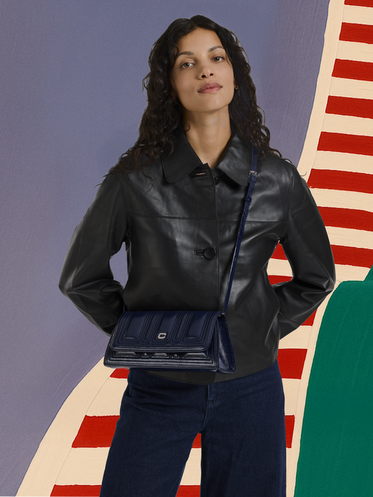 Madeleine - Sac épaule cuir verni bleu marine et coutures noires - Image numéro 8