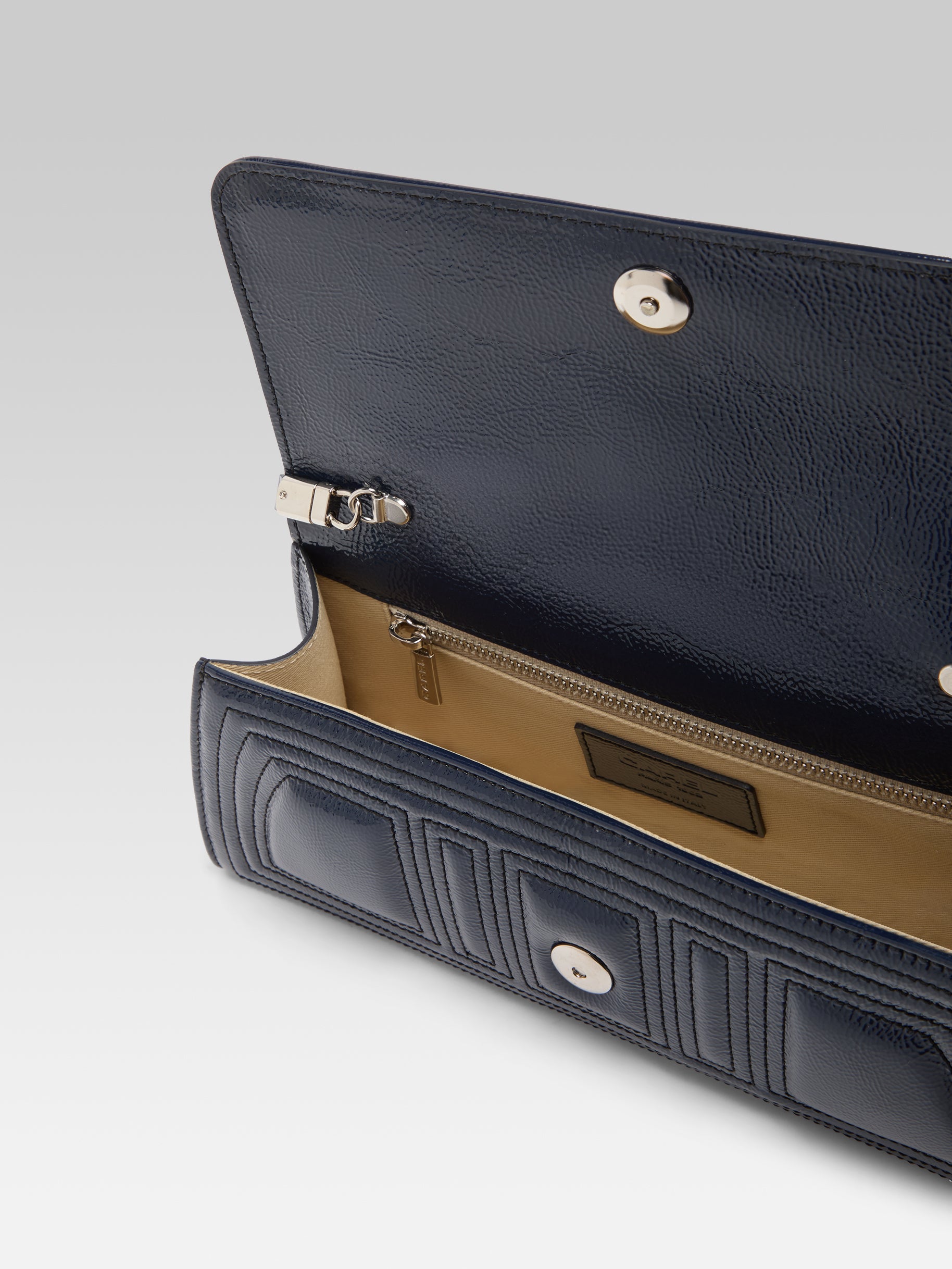 Madeleine - Sac épaule cuir verni bleu marine et coutures noires - Image numéro 4