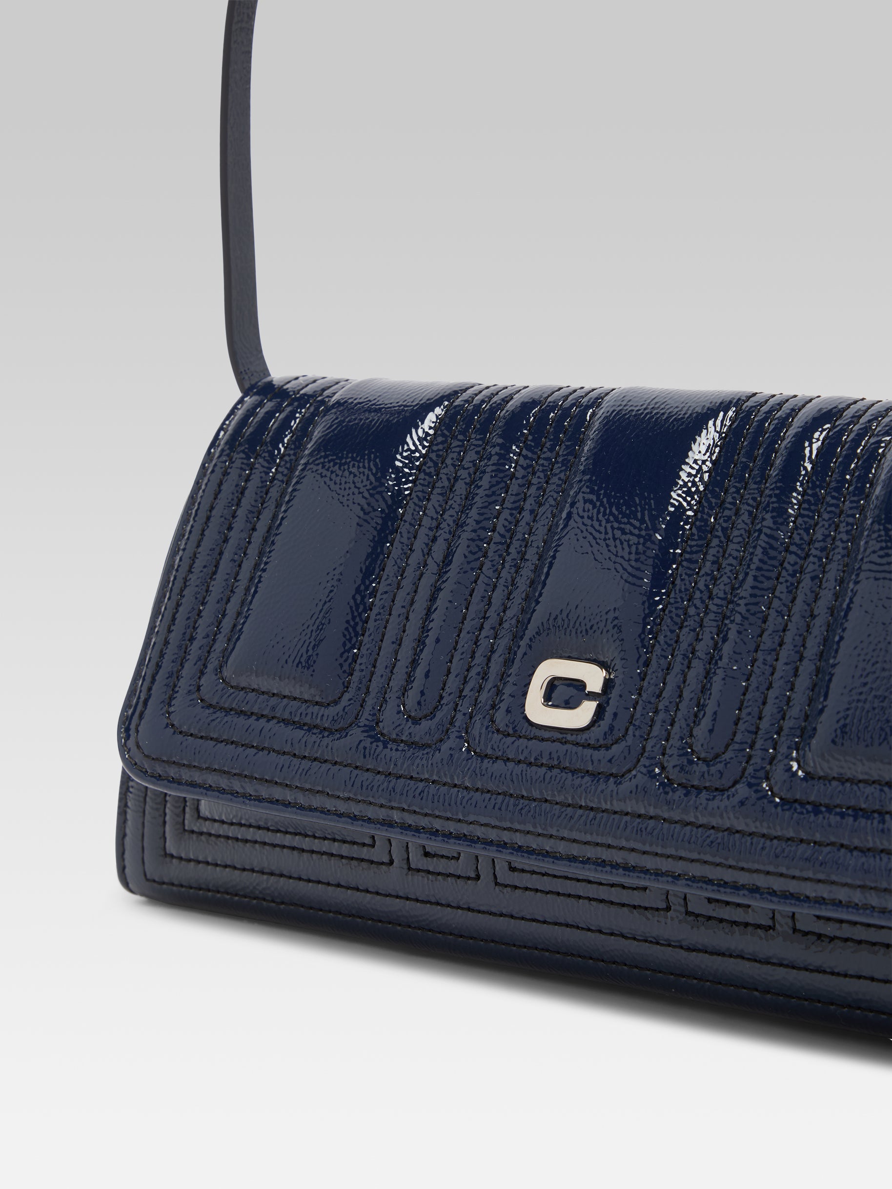 Madeleine - Sac épaule cuir verni bleu marine et coutures noires - Image numéro 2