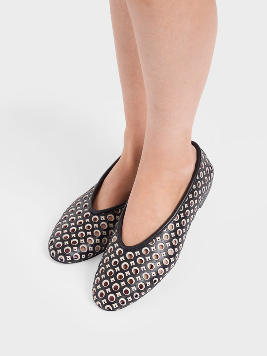 Soleil - Ballerines cuir perforé noir et ivoire - Image numéro 6