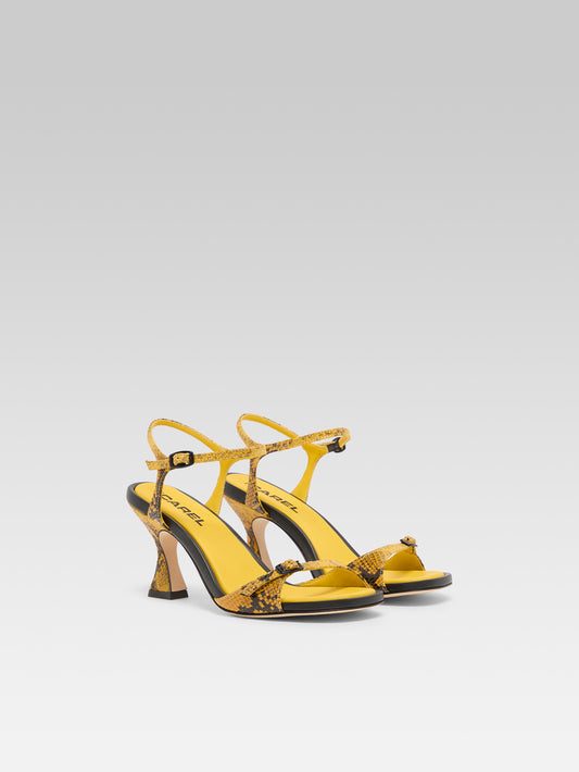 Celeste - Sandales à talons cuir verni imprimé serpent jaune - Image numéro 2