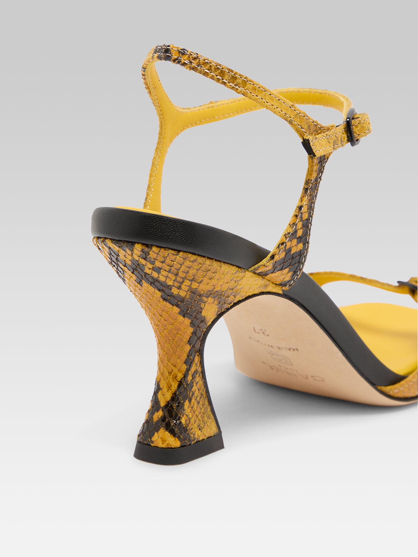 Celeste - Sandales à talons cuir verni imprimé serpent jaune