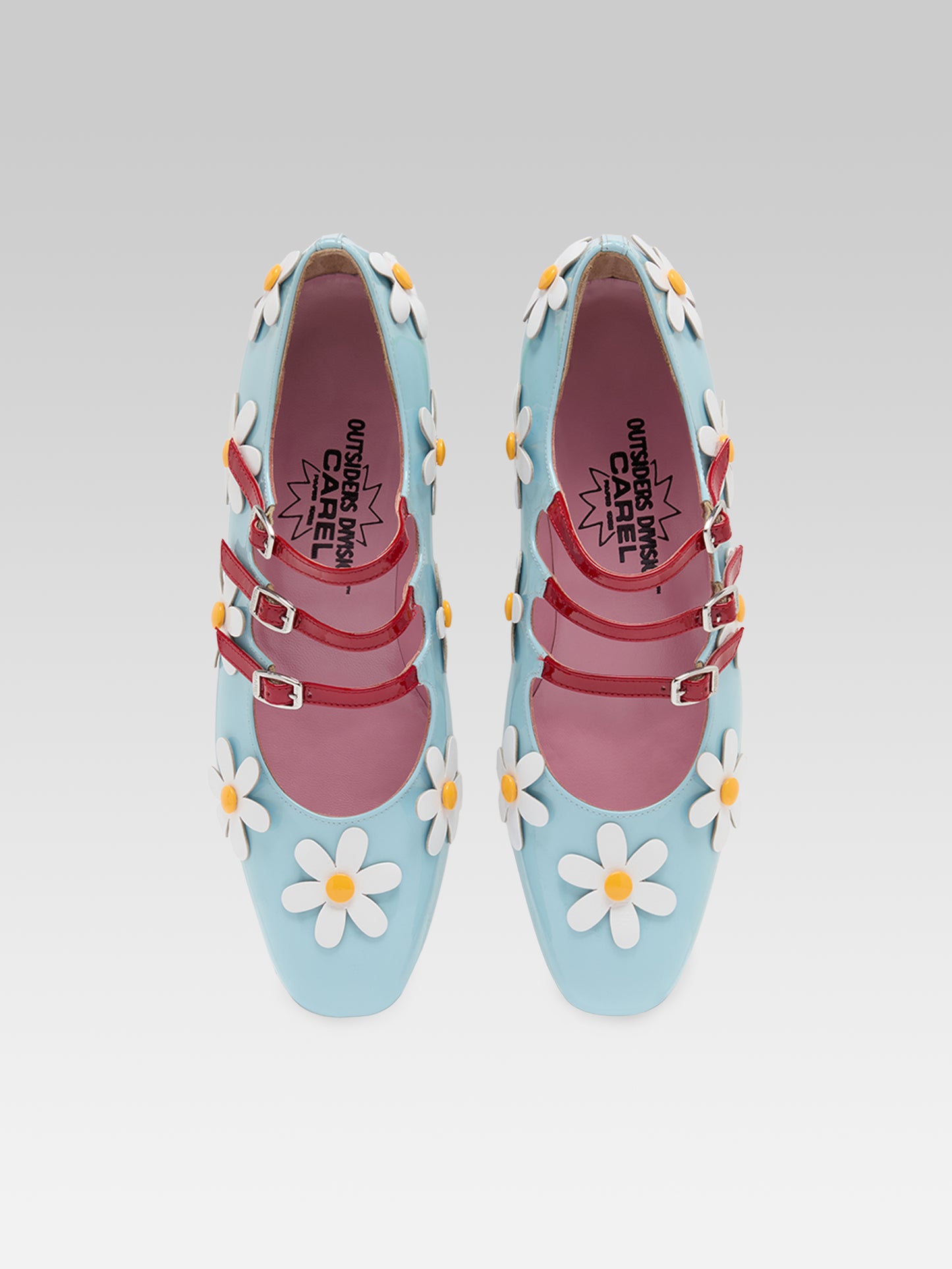 Daisy K - Escarpins babies cuir verni bleu clair et marguerites