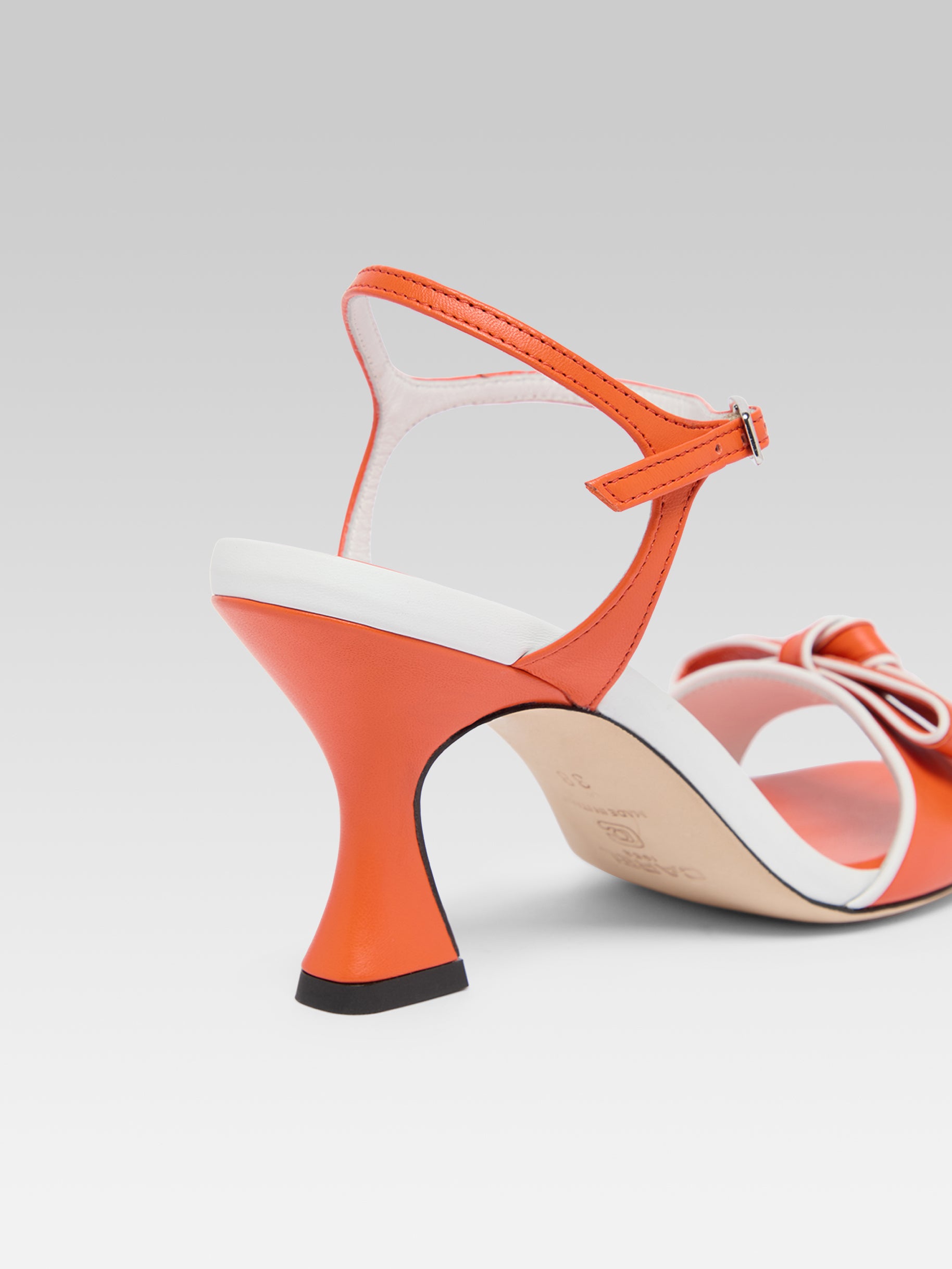 Guarana - Orange and white leather heeled sandals with bow - Image number 6