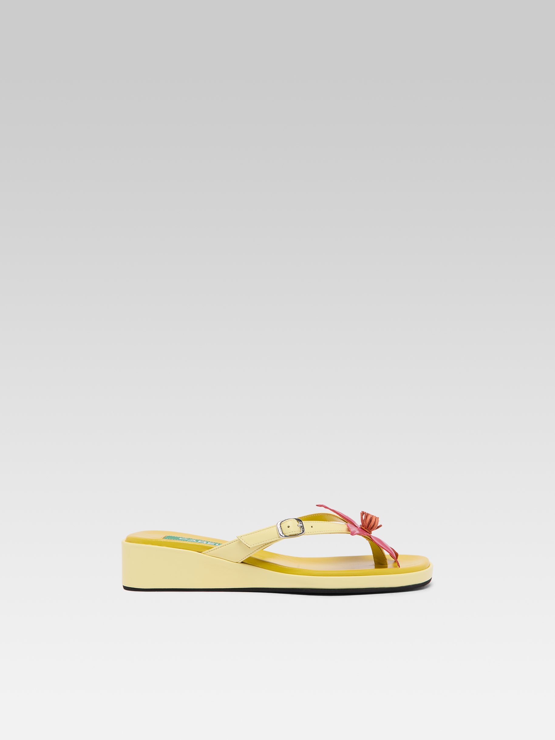 Piscine - Sandales cuir citron upcyclé et fleur rose