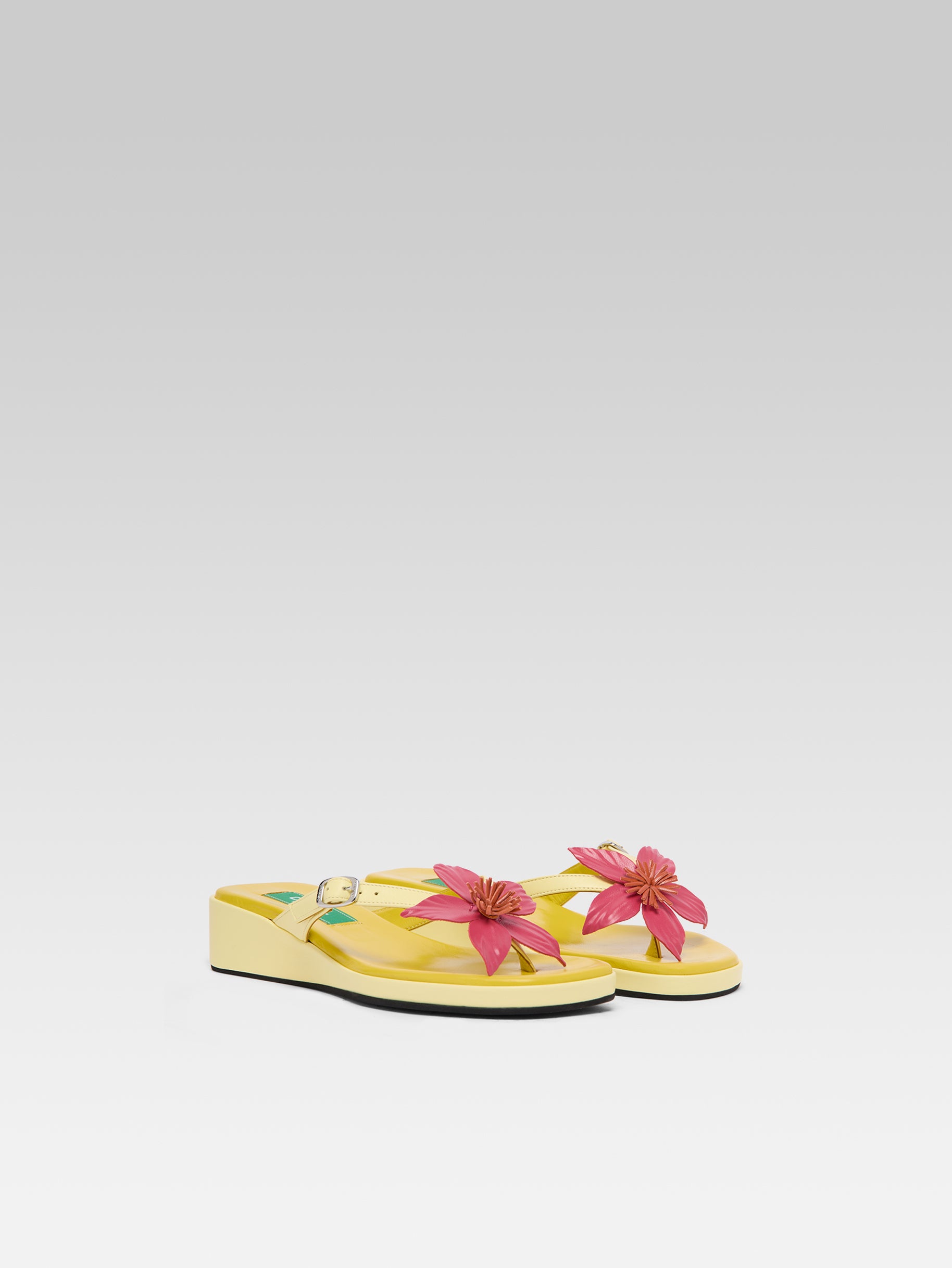Piscine - Sandales cuir citron upcyclé et fleur rose - Image numéro 2