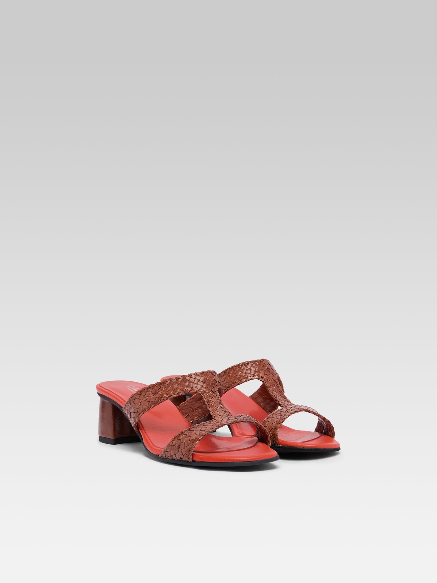 Pyramide T - Brown braided leather mules