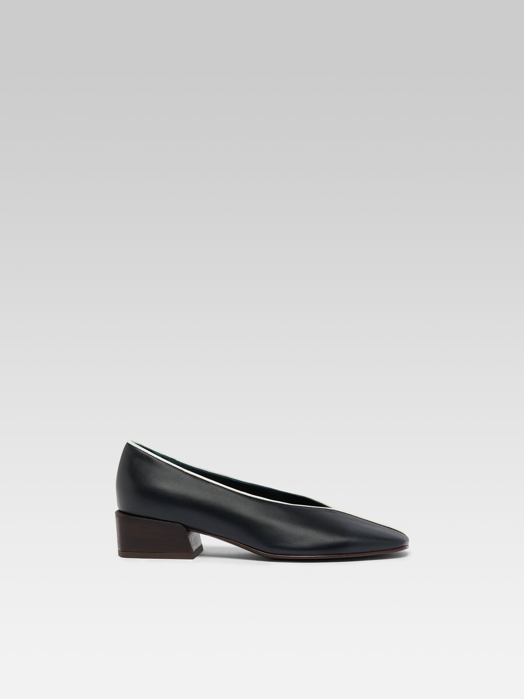 Giulia - Ballerines cuir marine et verni ivoire - Image numéro 1