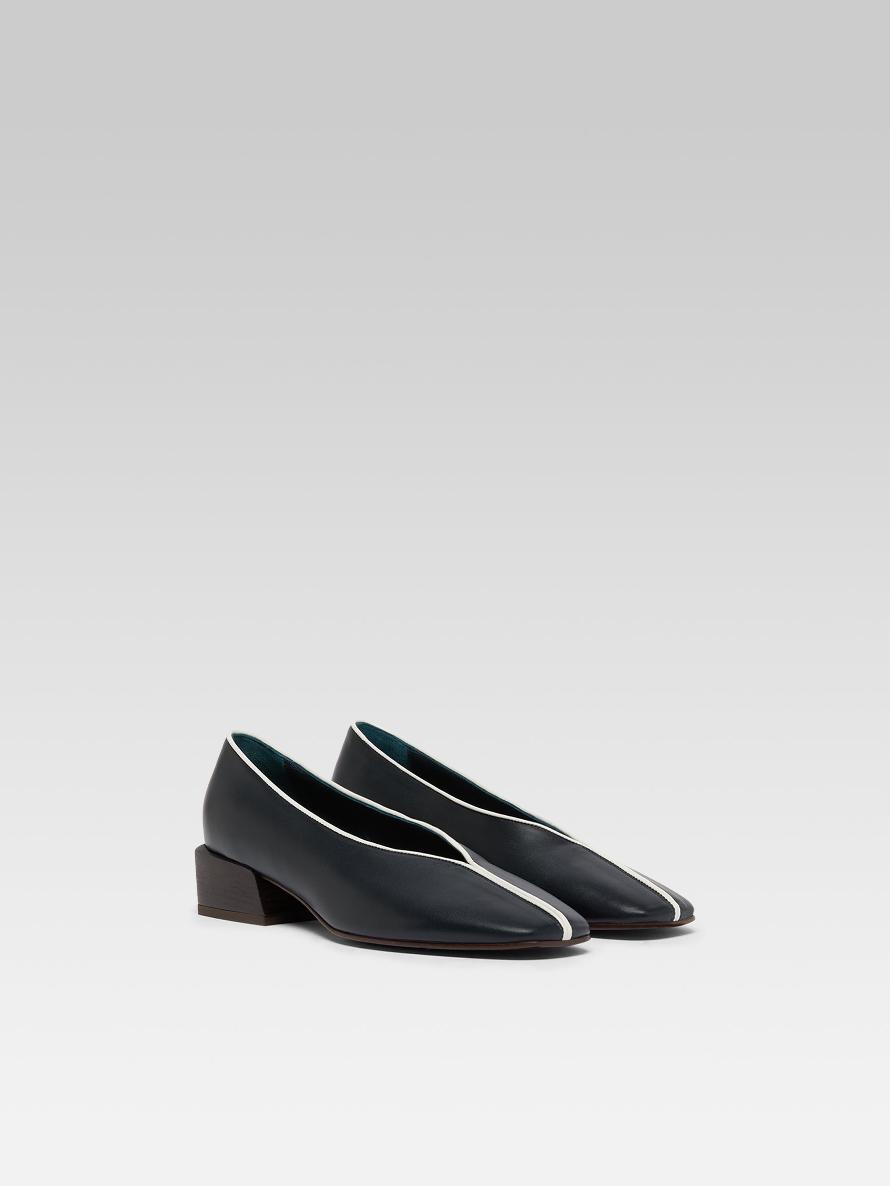 Giulia - Ballerines cuir marine et verni ivoire - Image numéro 2