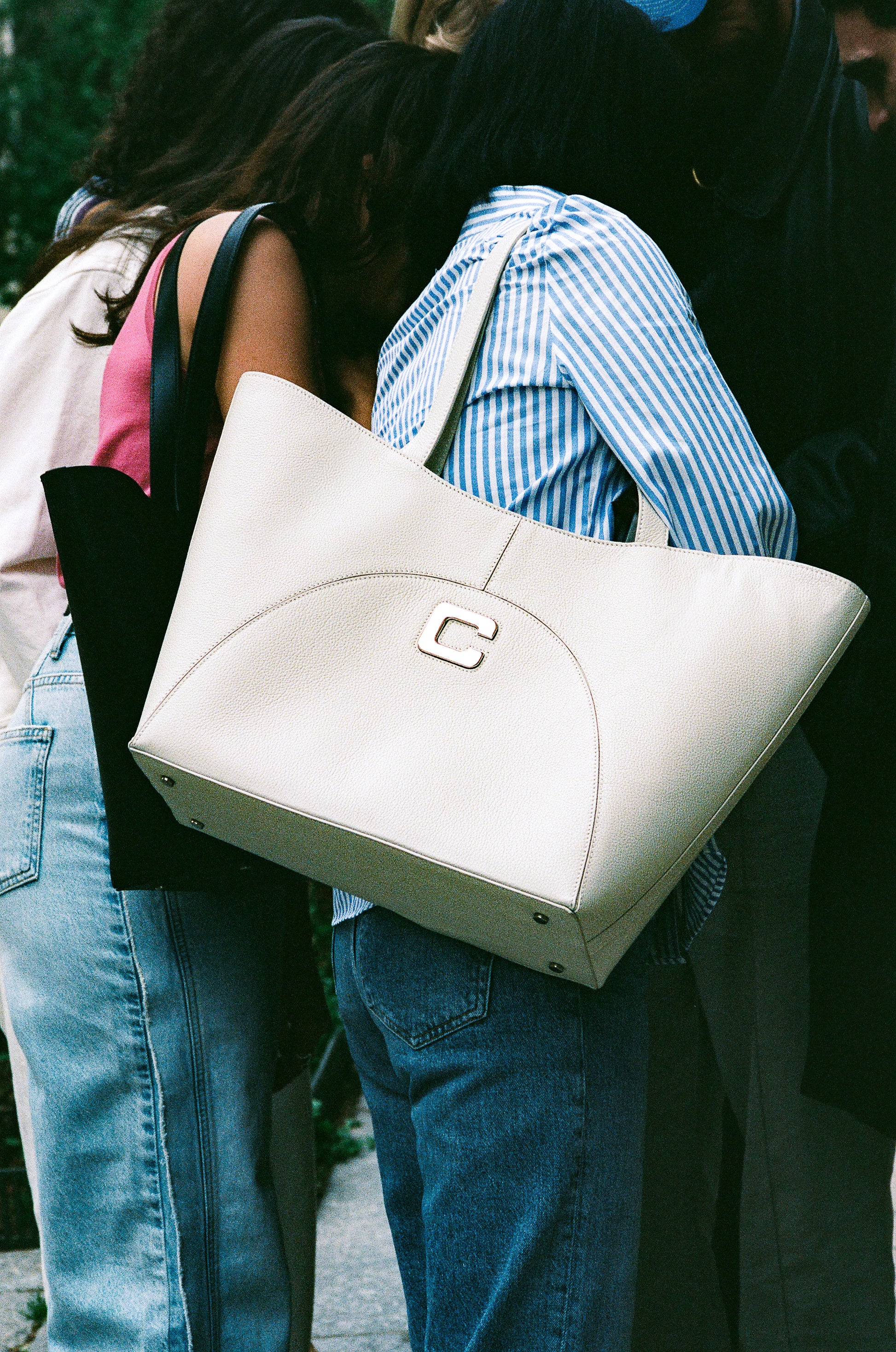 Clemenceau - Ivory grained leather tote bag  - Image number 3