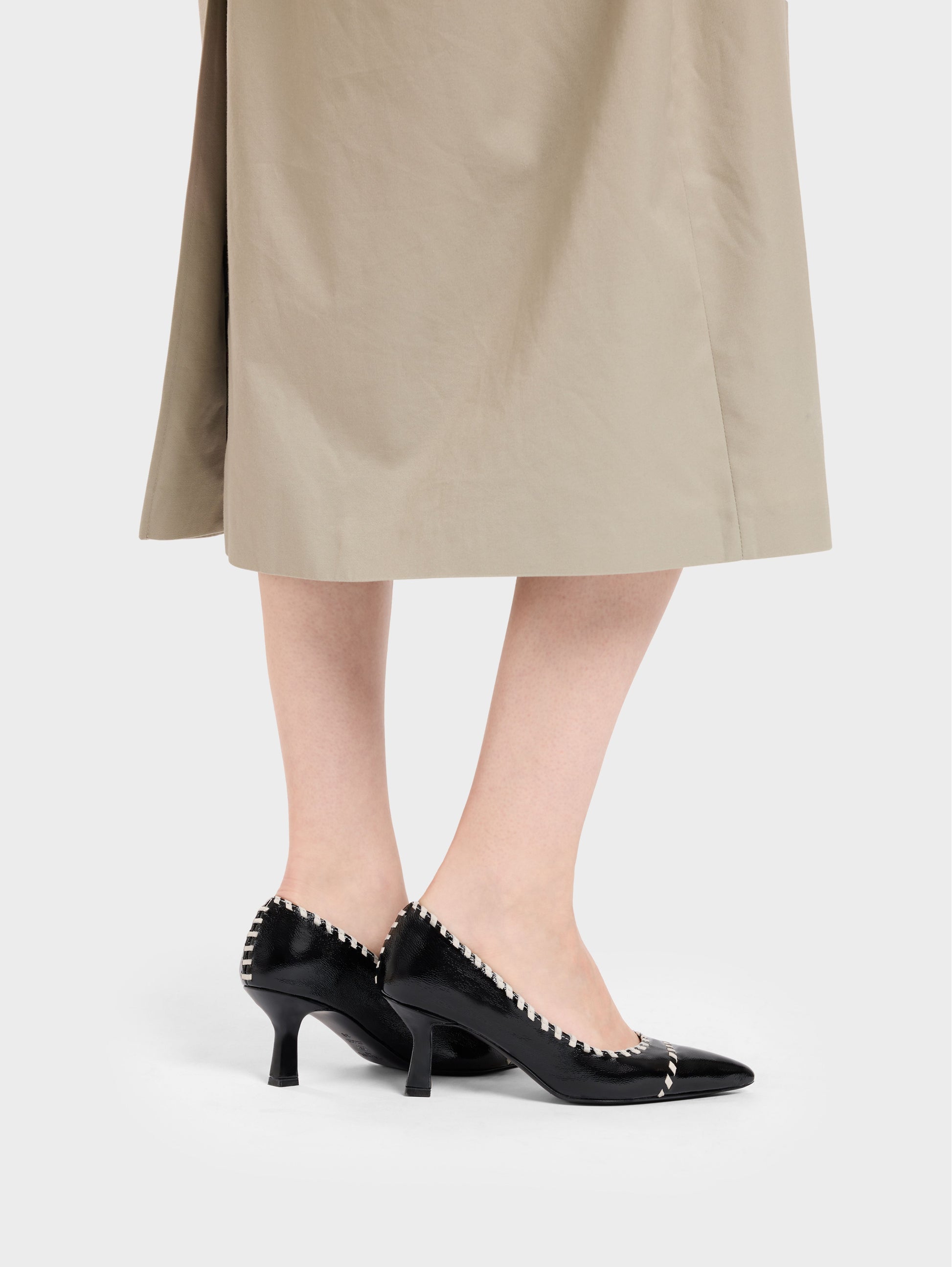 Dolly - Escarpins cuir naplack noir et cuir ivoire - Image numéro 5
