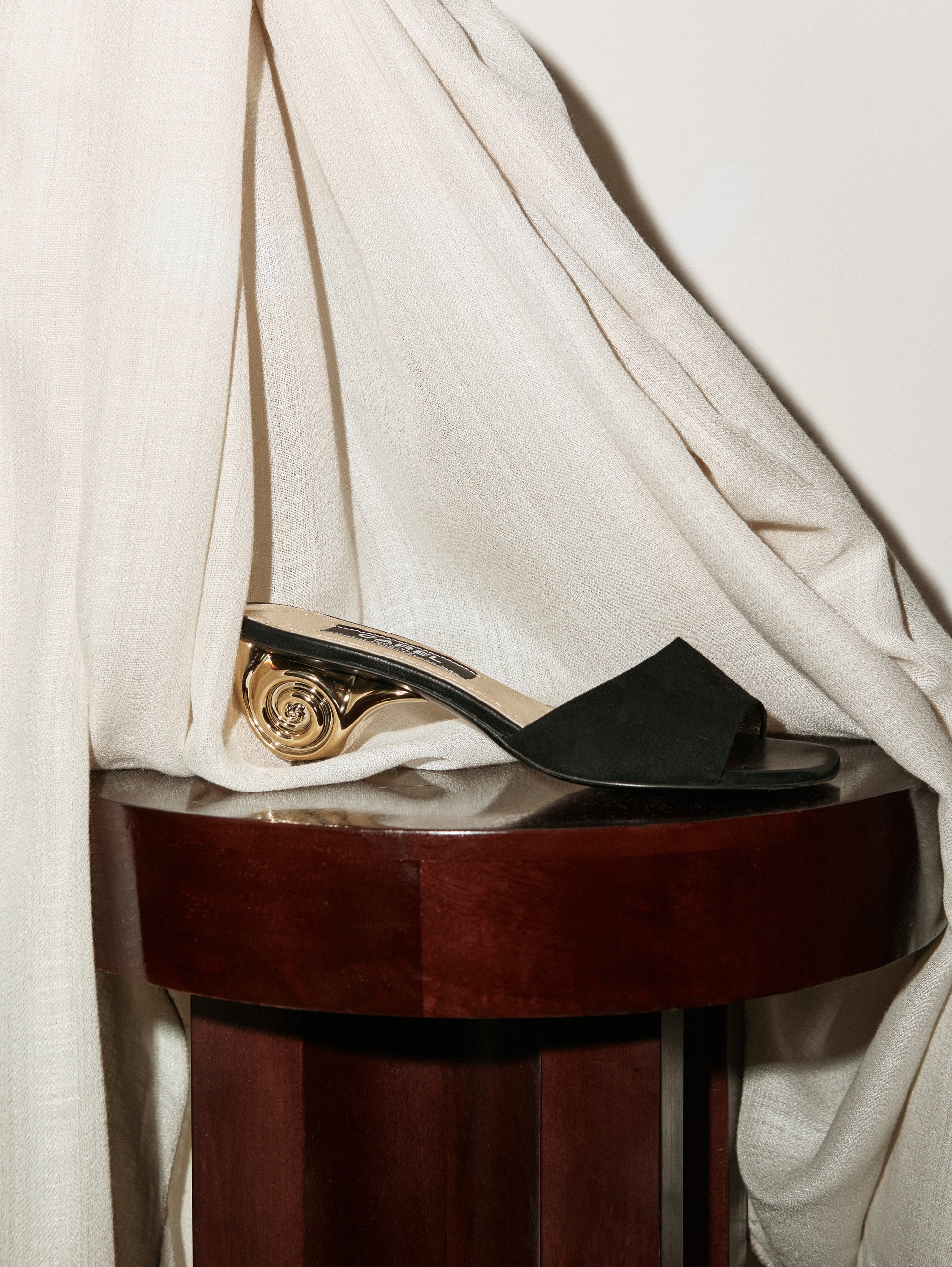 Naiade - Mules cuir velours noir talon coquillage - Image numéro 3