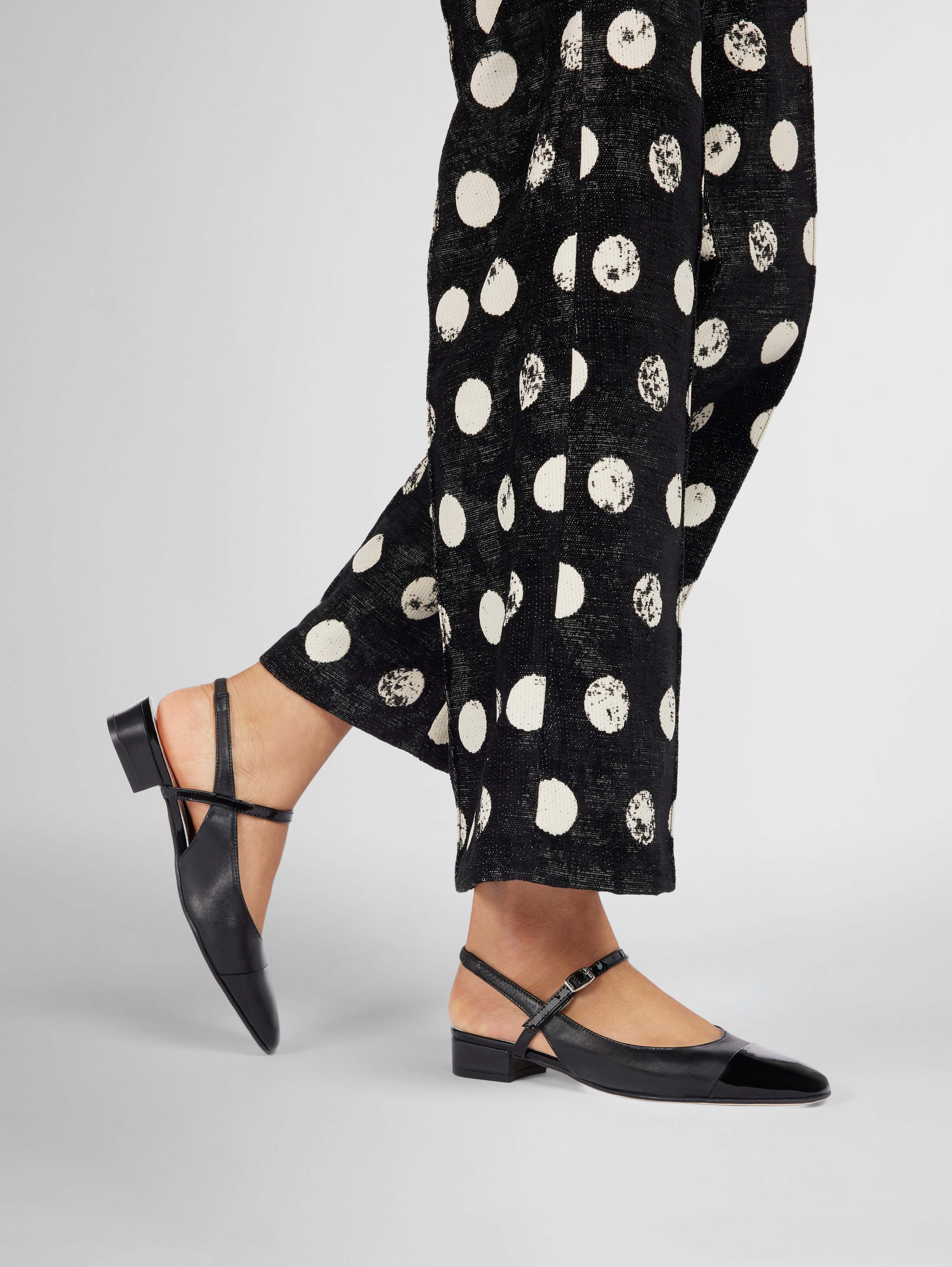 Oceano - Black leather and black patent leather slingback - Image number 6