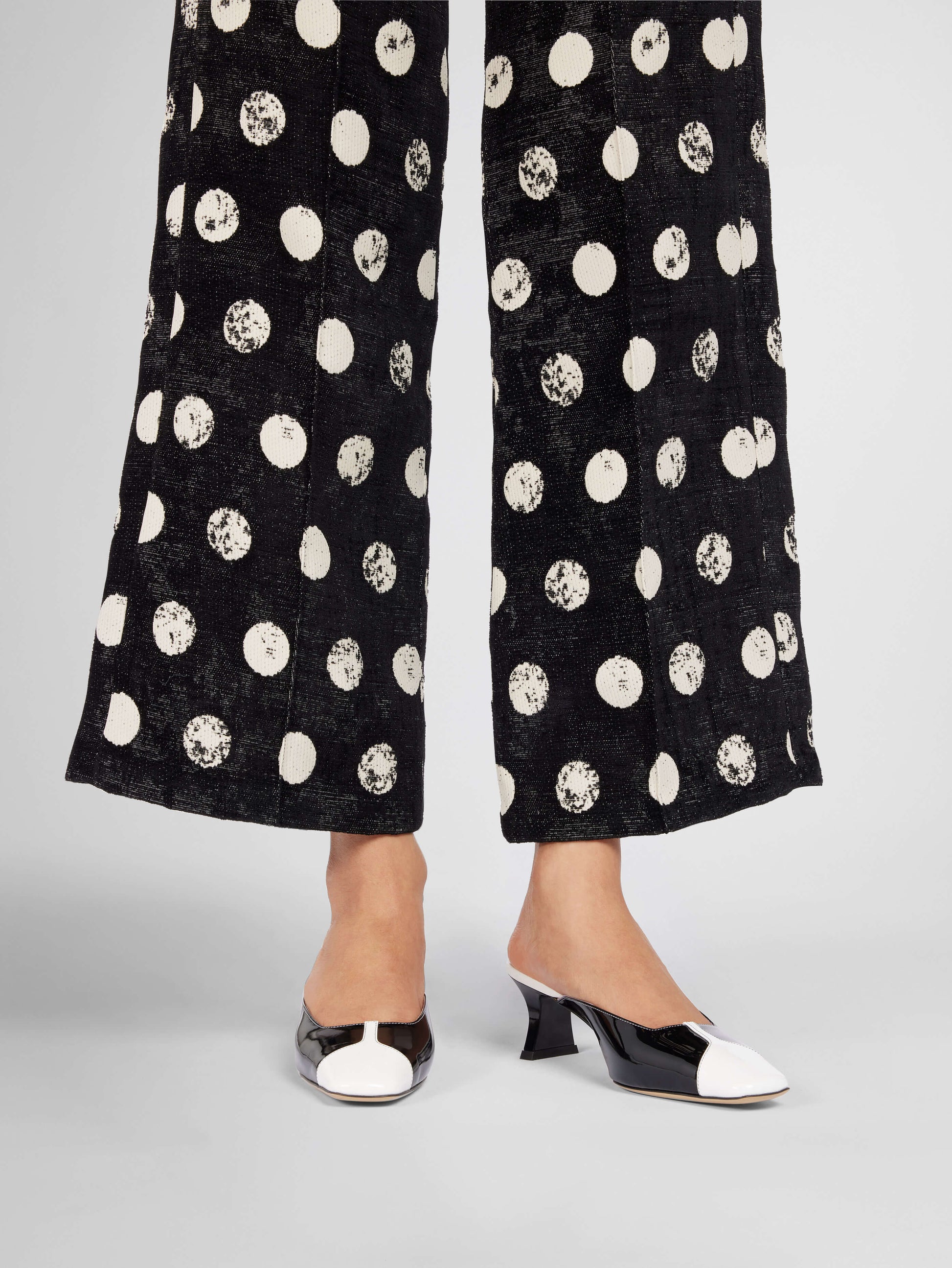 Isa - Mules à talons cuir verni noir et blanc - Image numéro 5