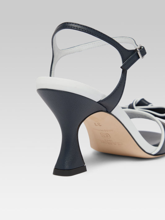Guarana - Navy blue and white leather heeled sandals with bow - Image number 4