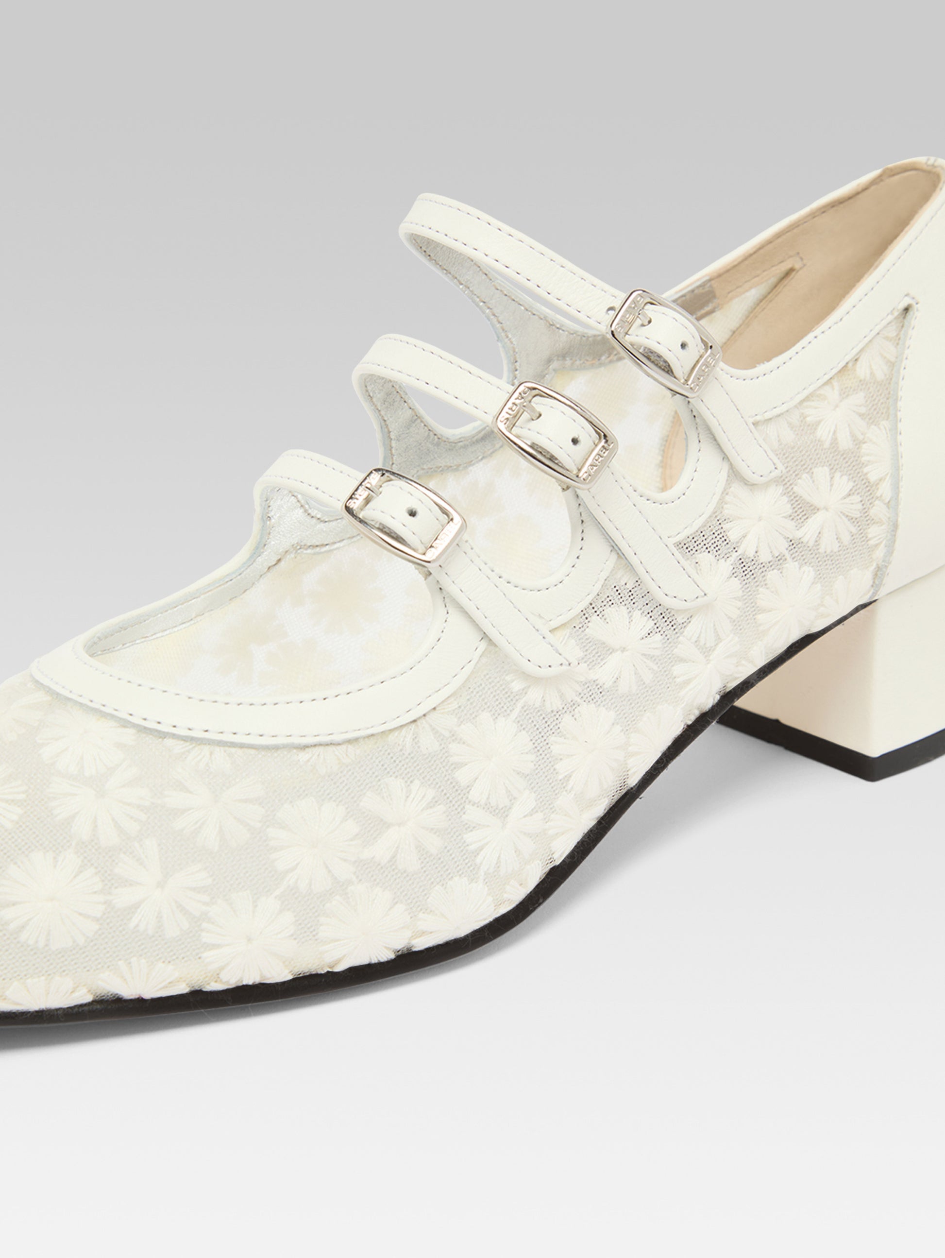 Kina - Escarpins babies cuir ivoire et dentelle à fleurs upcyclée - Image numéro 7