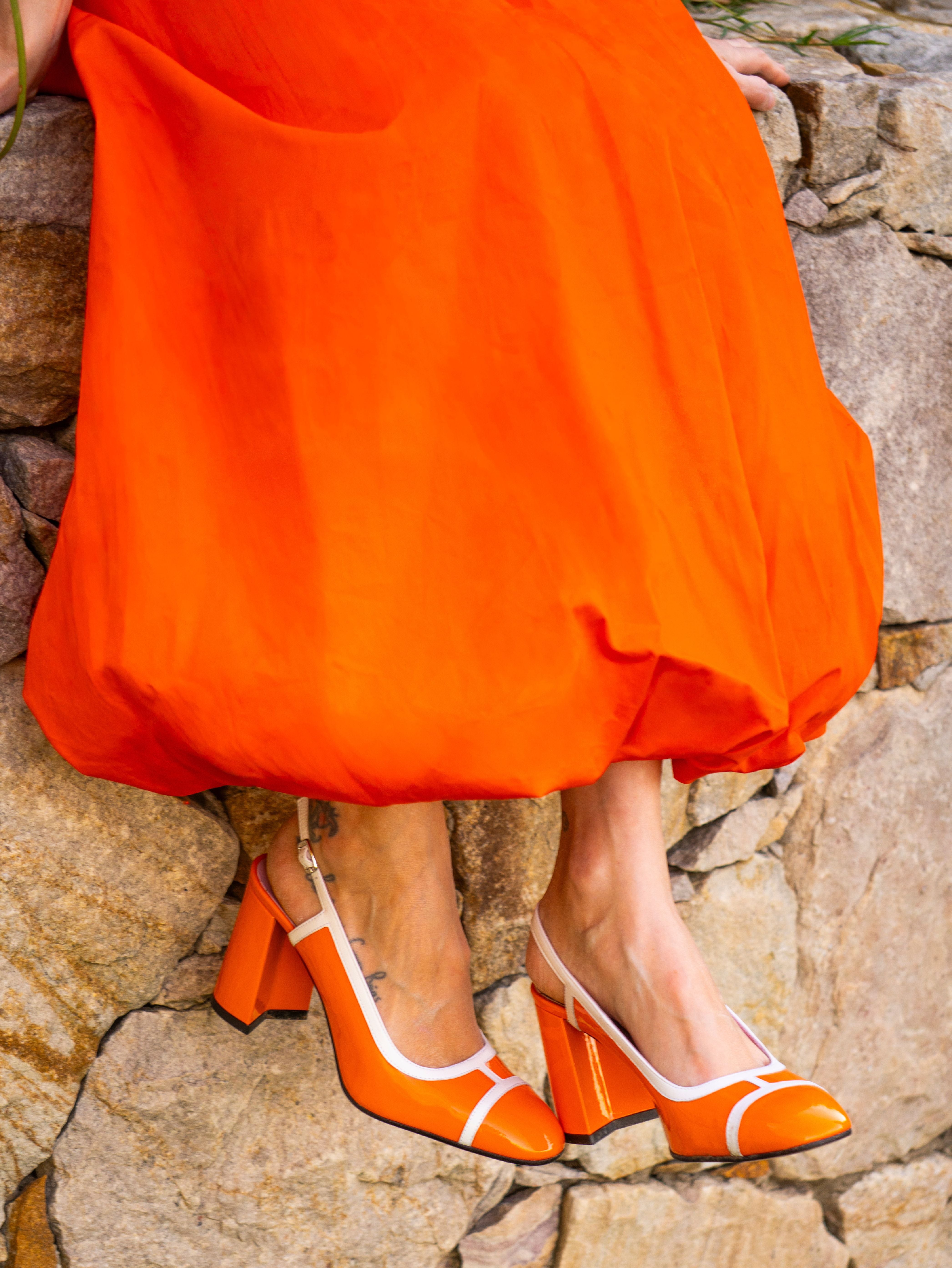 ELLE ドイツオレンジ c/w Love Life Alizee - Orange and white patent leather slingback pumps | Carel Paris