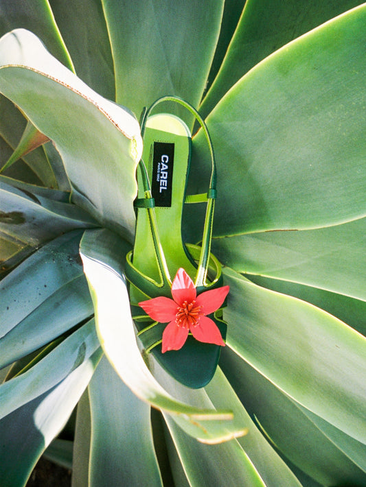 Acai - Sandales à talon cuir vert et fleur rose - Image numéro 3