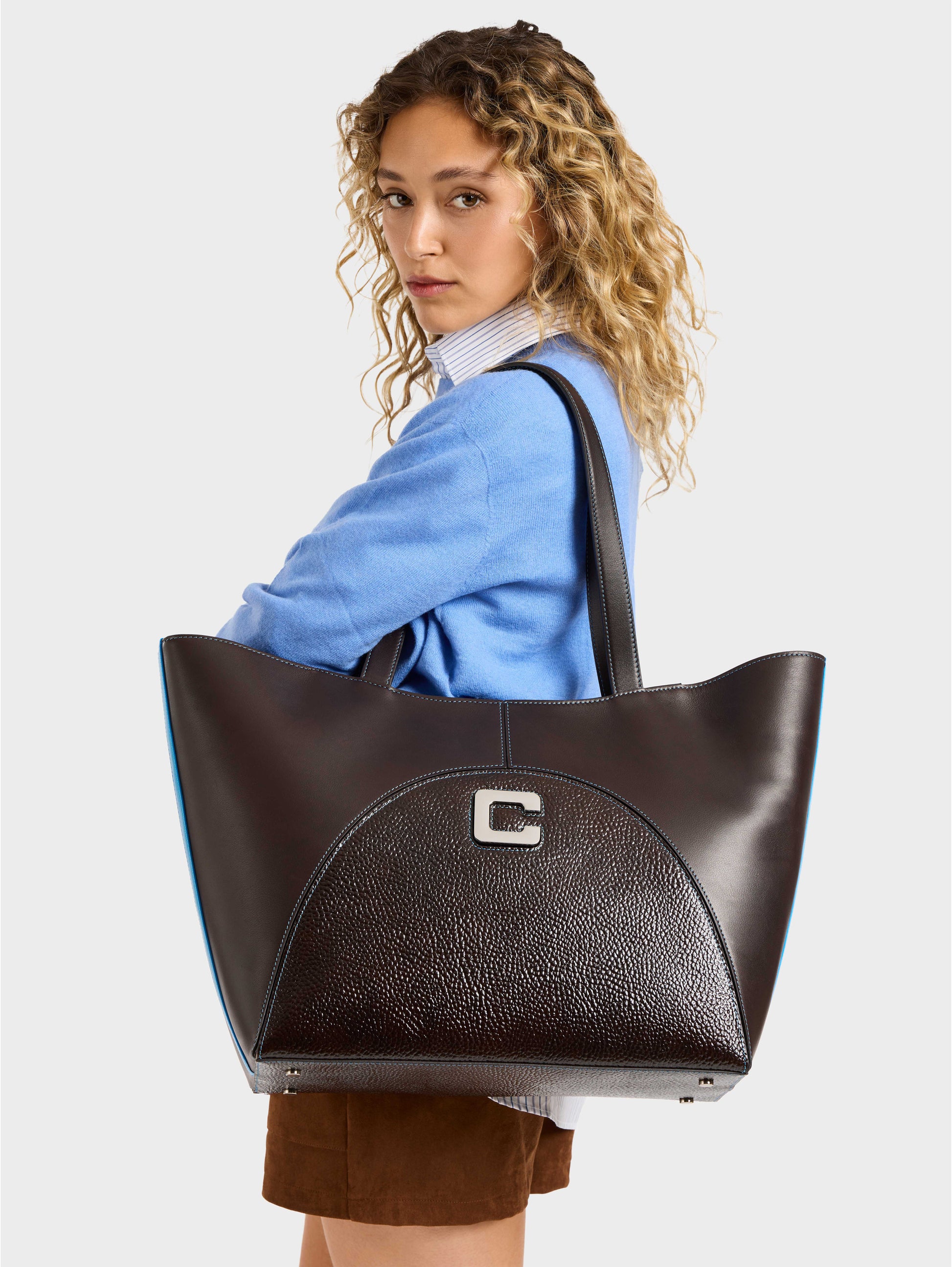 Clemenceau - Brown upcycled smooth and grained leather tote bag with blue stitching - Image number 9