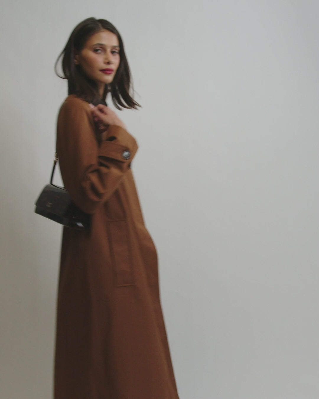 Madeleine - Sac épaule cuir verni léopard - Image numéro 8