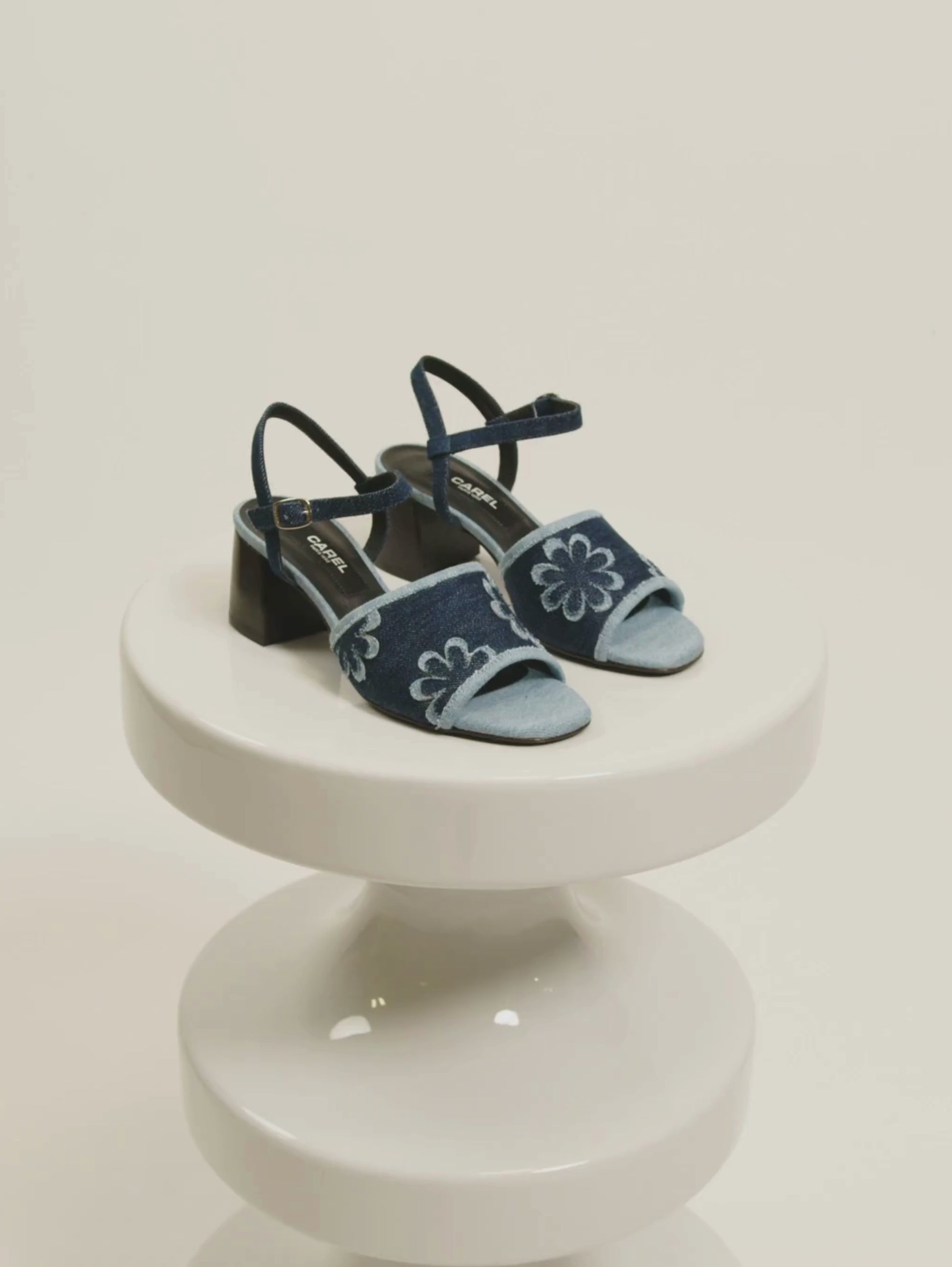 Adriana - Sandales tissu bi-jeans à fleurs - Image numéro 10