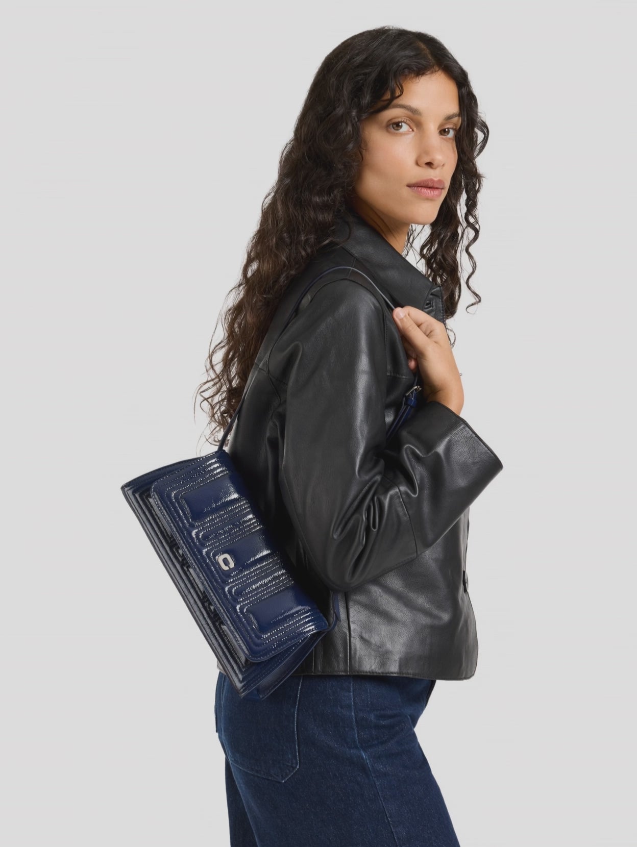 Madeleine - Sac épaule cuir verni bleu marine et coutures noires - Image numéro 3